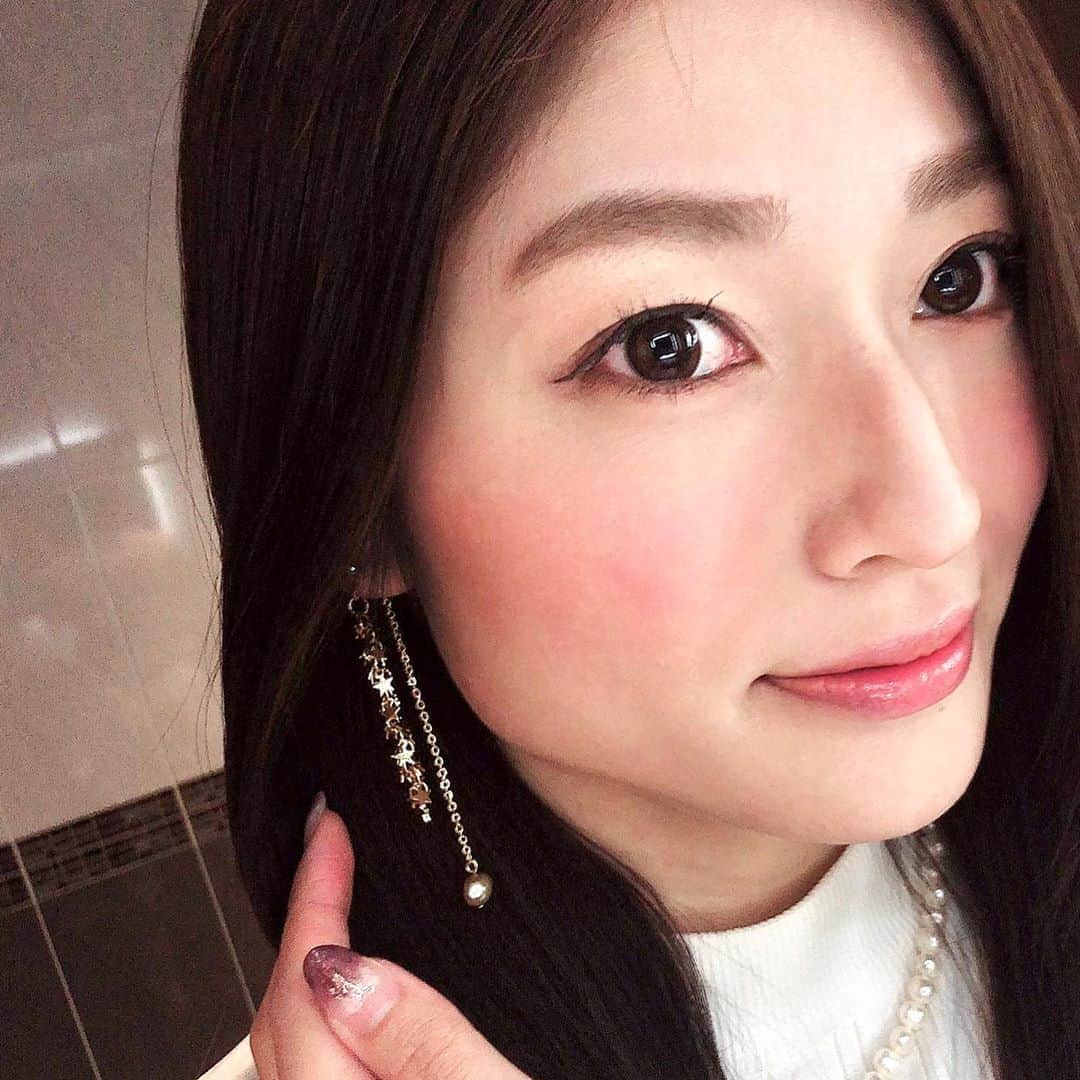 のインスタグラム：「うるラボTalk LIVEで着けていたピアス こちらは母の手作りでした💡 . 長めのピアスが好きなわたし。 かっこよさもあり 華やかさもあるピアスがお気に入りです🌟 . 今回はキャッチにも チェーンとパールが付いていました！ 奥行きが出て面白いですね！👌 . 星のチャームもとっても可愛い🥰 . 気になる方は (@ami.kitagawa50 )まで。 . #akita #model #modelclubstella #ピアス #pierce #star #奥行きピアス #ハンドメイド #ロングピアス #gold」