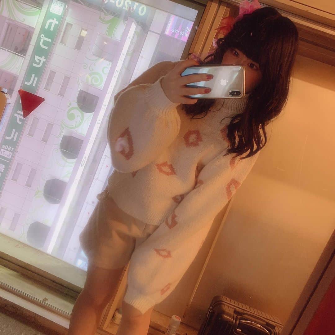 海月咲希のインスタグラム：「ふわふわ系女子に生まれ変わった。 #アキコレ #アキバコレクション #swankiss #ふわふわ #リボン #目元のメイクが良き #ネイル下手くそすぎた」