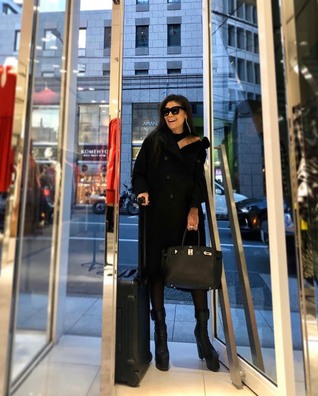 のインスタグラム：「今日は#ヌメロヴェントゥーノ の黒で。#🖤 #allblack  #ootd #outfitoftheday #outfit  coat,tops,skirt,earrings #N21 @numeroventuno  luggage trolley #rimowa  bag #hermes  shoes #ysl sunglasse #celine  #南青山 I Z Aにて。到着した時に @nogawamai に撮ってもらった♡ #abouttoday @iza_official #izastagram」