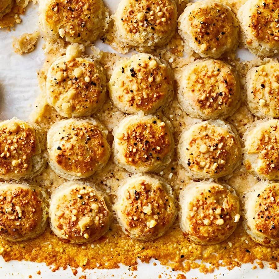 Food & Wineさんのインスタグラム写真 - (Food & WineInstagram)「These addictive biscuits are baked on a bed of grated Parmesan cheese, resulting in a crispy, cheesy crust around the bottom of each biscuit. They’re perfect on their own, but just wait until you try them drizzled with a bit of honey. 😍 Tap the link in our bio for the recipe. 📷: @caitbensel」12月4日 1時10分 - foodandwine