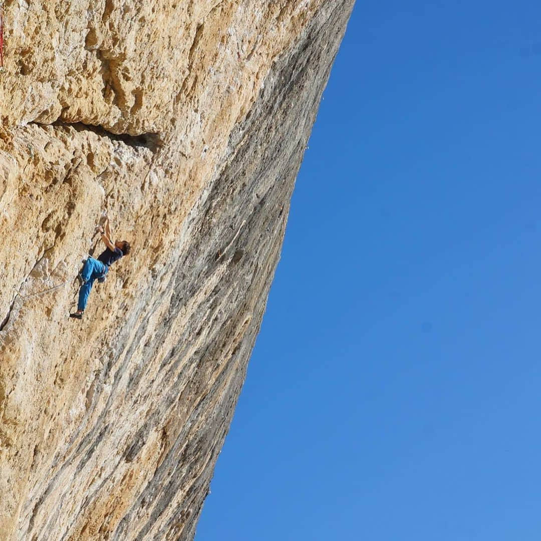 伊東秀和さんのインスタグラム写真 - (伊東秀和Instagram)「📷Two years ago✨ I want to go back to that place and challenge💫✅ @orientalbio1991 @mammut_japan @camp1889 @skya_cs_sports_tv #spain #oliana #climbing #50m #challenge #オオタカ #巨大 #また行きたい場所」12月4日 1時16分 - hide9a2019