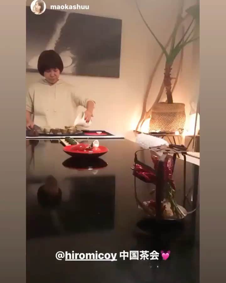 のインスタグラム：「お山で茶席の予行演習☕︎ お客さまは真由美ちゃんとパパさんとマオカ。で、マオカがカッチョよーく撮ってくれました😄✌🏻」