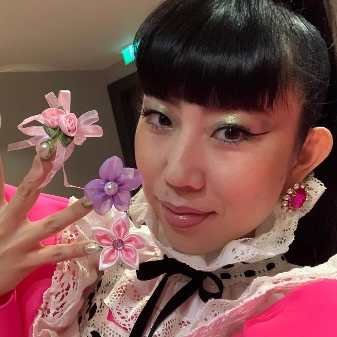 LOVE MAGAZINEさんのインスタグラム写真 - (LOVE MAGAZINEInstagram)「Congratulations to A-Mei-Zing @nailsbymei who last night was shortlisted for the New Waves Creative Award at the #britishfashionawards. “I’m so honored to be new wave because my nail work is so new to the fashion industry and brings so many more possibilities for creative nails in fashion!” Swipe to see the beginning of her floral manicure 💅」12月4日 1時24分 - thelovemagazine