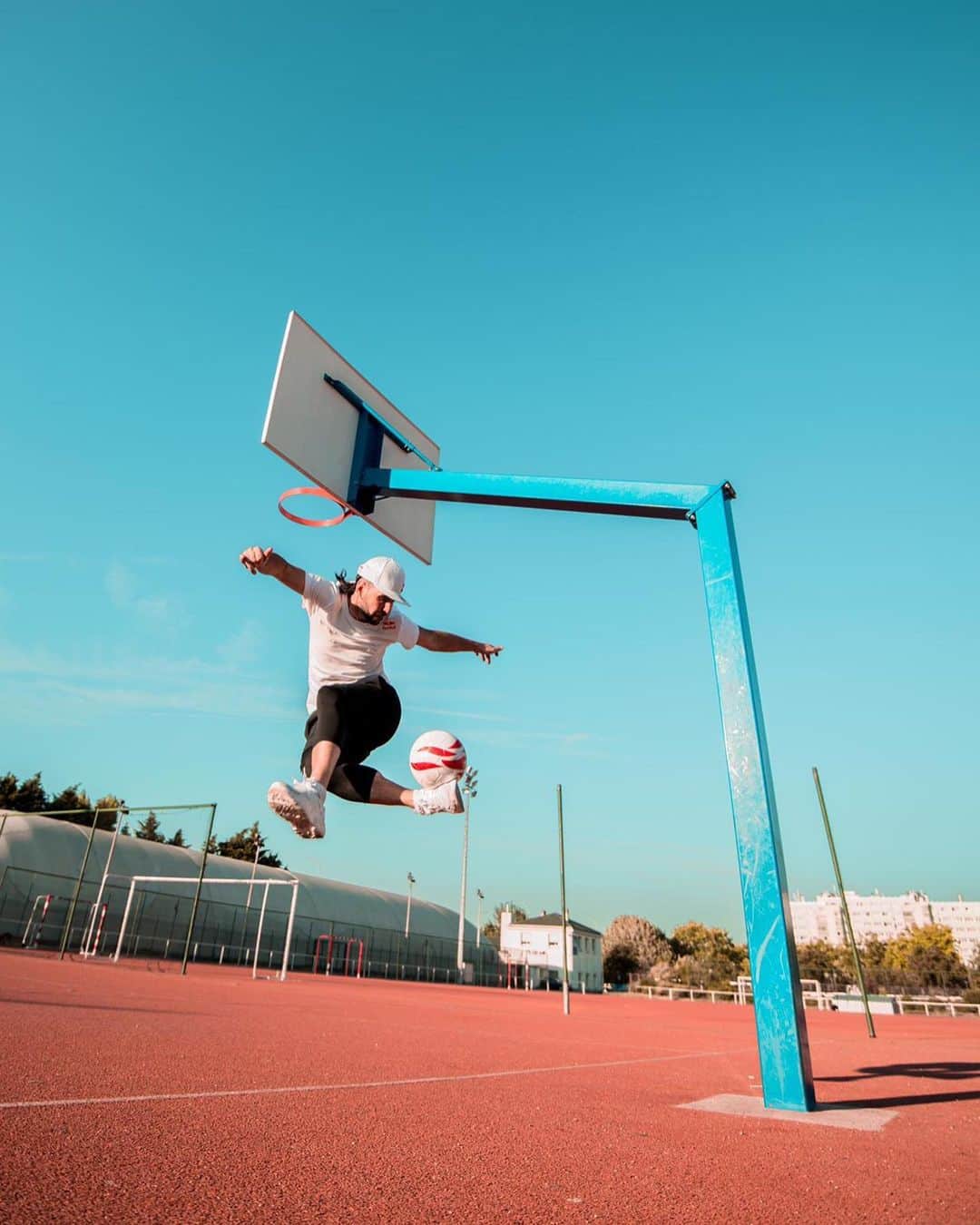ショーン・ガルニエさんのインスタグラム写真 - (ショーン・ガルニエInstagram)「Who jump the highest ?! 🔥 Me or CR7 ?! ✅ 🔶 CyberMonday is finish, now back to the training ! ⚽️ 🔶 📸 @akimdhm  #SeanGarnier #Urbanball #Urbanballer #Foot #Freestyle #Ronaldo #CR7 #Challenge」12月4日 1時28分 - seanfreestyle