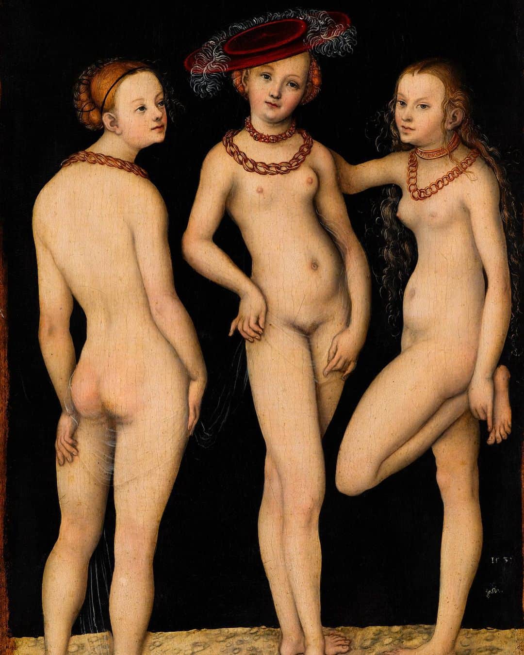 のインスタグラム：「. 🇫🇷 Pour #GivingTuesday, la journée de solidarité mondiale, nous souhaitons vous parler d’une œuvre particulière ⤵️ - 🎨 Il s'agit des Trois Grâces de Lucas Cranach. Peint sur un petit panneau de bois en 1531, ce tableau représente trois nus féminins d’une très grande finesse. Sujet célèbre de l’Antiquité, les Trois Grâces personnifient souvent l’allégresse, l’abondance et la splendeur. - 👐 Longtemps resté dans l'ombre, ce tableau a rejoint les collections du musée du Louvre en 2010 grâce à la première campagne #TousMécènes. Ces campagnes sont devenues depuis l’un des grands rendez-vous du musée et vous êtes chaque année plusieurs milliers à contribuer à la restauration ou l’acquisition d’œuvres majeures telles que la Victoire de Samothrace en 2013 ou le Livre d'heures de François Ier en 2017. - 🚀 Cette année, rejoignez l'aventure #TousMécènes et participez à la #MissionApollon en envoyant LOUVRE au 92004 pour faire un don de 5€ par SMS. - - - - 🌍 Today for #GivingTuesday, we would like to focus on a specific painting ⤵️ - 🎨 It is the Three Graces by Lucas Cranach. Painted on a small wood panel in 1531, this artwork depicts three female nudes with exquisite finesse. A theme that dates back to Antiquity, the Three Graces often personify mirth, abundance and splendor. - 👐 For a long time in the shadows, this painting joined the musée du Louvre’s collections in 2010 thanks to the first Become a patron! campaign. These campaigns have since become one of the museum's major events and every year you are several thousand people contributing to the restoration or acquisition of major works such as the Winged Victory of Samothrace in 2013 or the King François I’s Book of Hours in 2017. - 🚀 This year, join the #ApolloMission, help the Louvre acquire the Apollo Kitharoidos! You can donate €5 by SMS by sending ‘LOUVRE’ to 92004. - 📷 © Musée du Louvre, dist. RMN - Grand Palais / Martine Beck-Coppola . . . #MuséeDuLouvre #Louvre #GivingTuesdayFR」