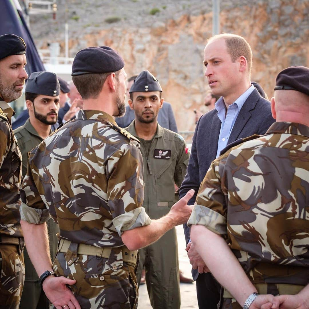 ウィリアム（ケンブリッジ公）さんのインスタグラム写真 - (ウィリアム（ケンブリッジ公）Instagram)「The Duke of Cambridge has spent time in Kuwait 🇰🇼 and Oman 🇴🇲 understanding the important security history of the region, and the UK’s 🇬🇧 current links with both countries from a defence perspective.  In Kuwait, The Duke joined Kuwaiti and UK troops at Exercise Desert Warrior for the bi-annual training exercise.  The Duke then travelled to Musandam in Oman to learn more about the Royal Navy of Oman’s responsibilities monitoring maritime traffic passing through the Strait of Hormuz.  Oman and Kuwait are key partners for the UK – The Duke met military personnel in both countries who are sharing expertise to improve security 📷 Kensington Palace / PA  #RoyalVisitKuwait #RoyalVisitOman」12月4日 1時33分 - princeandprincessofwales