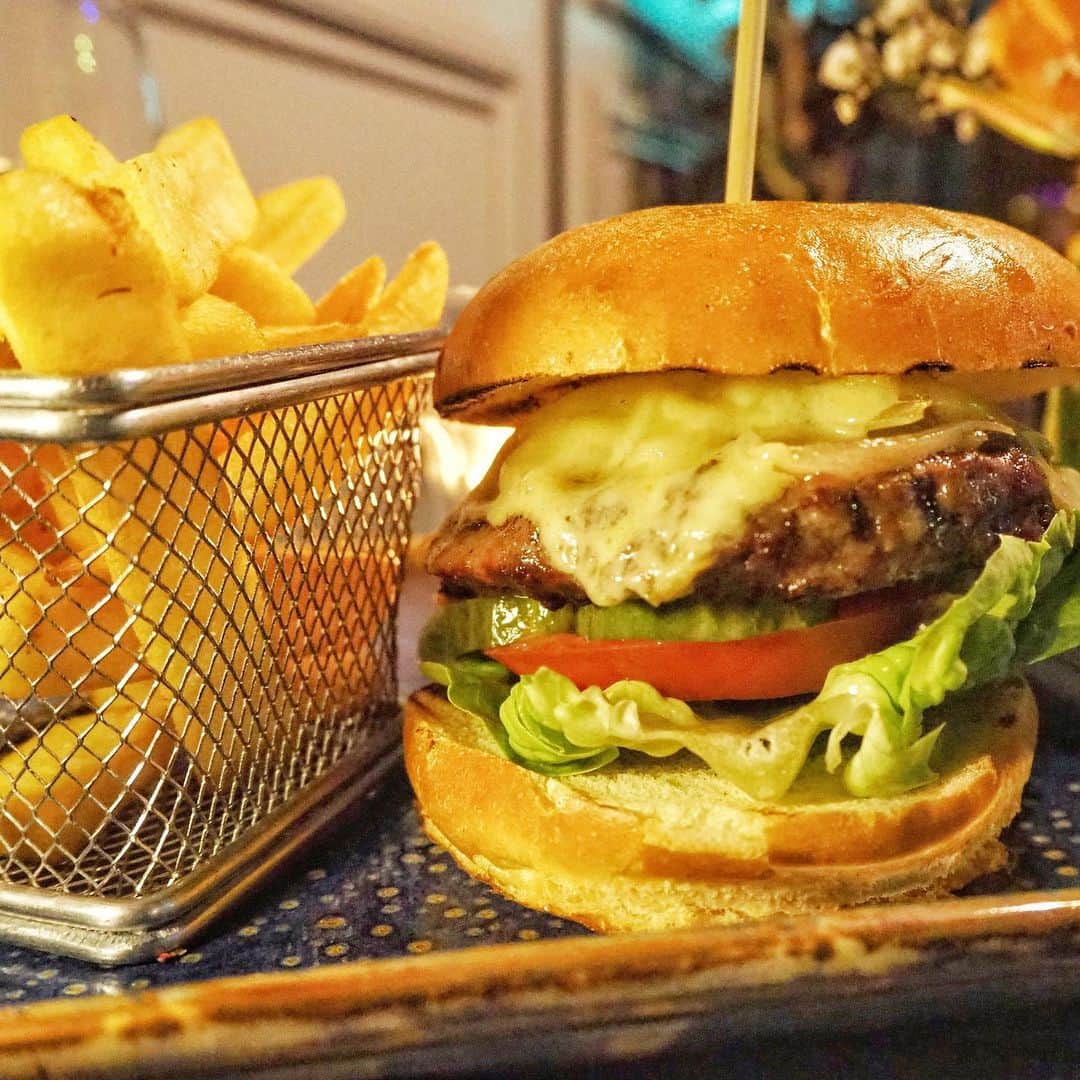 Eat With Steph & Coのインスタグラム：「Burger cravingssss! Listening to live music with some burger and fries, what a classic combo @gigis_hoxton #invited #burger #music #bars #hoxton 📷: @mchan4b」