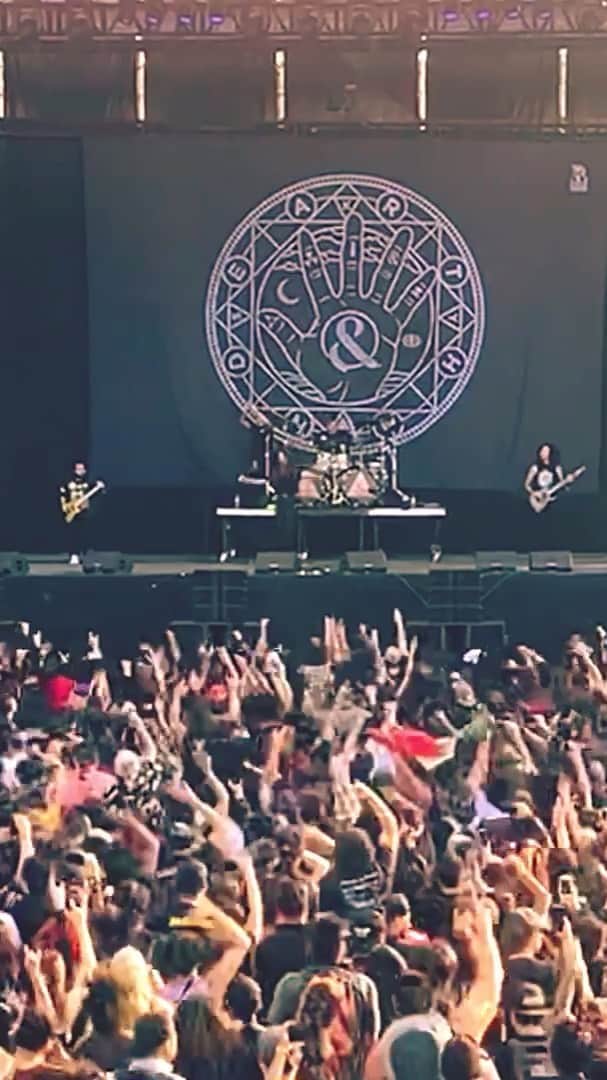 のインスタグラム：「Thanks again for rockin with us this past weekend #MexicoCity @knotfestmexico!! It was an energy & experience we’ll never forget! ¡GRACIAS! 🇲🇽💯🤘 • 📽: @zachmoiser @gopro @matashup #ofmiceandmen #omandm #ofmiceontour #knotfest #mexico #earthandsky #knotfestmexico」