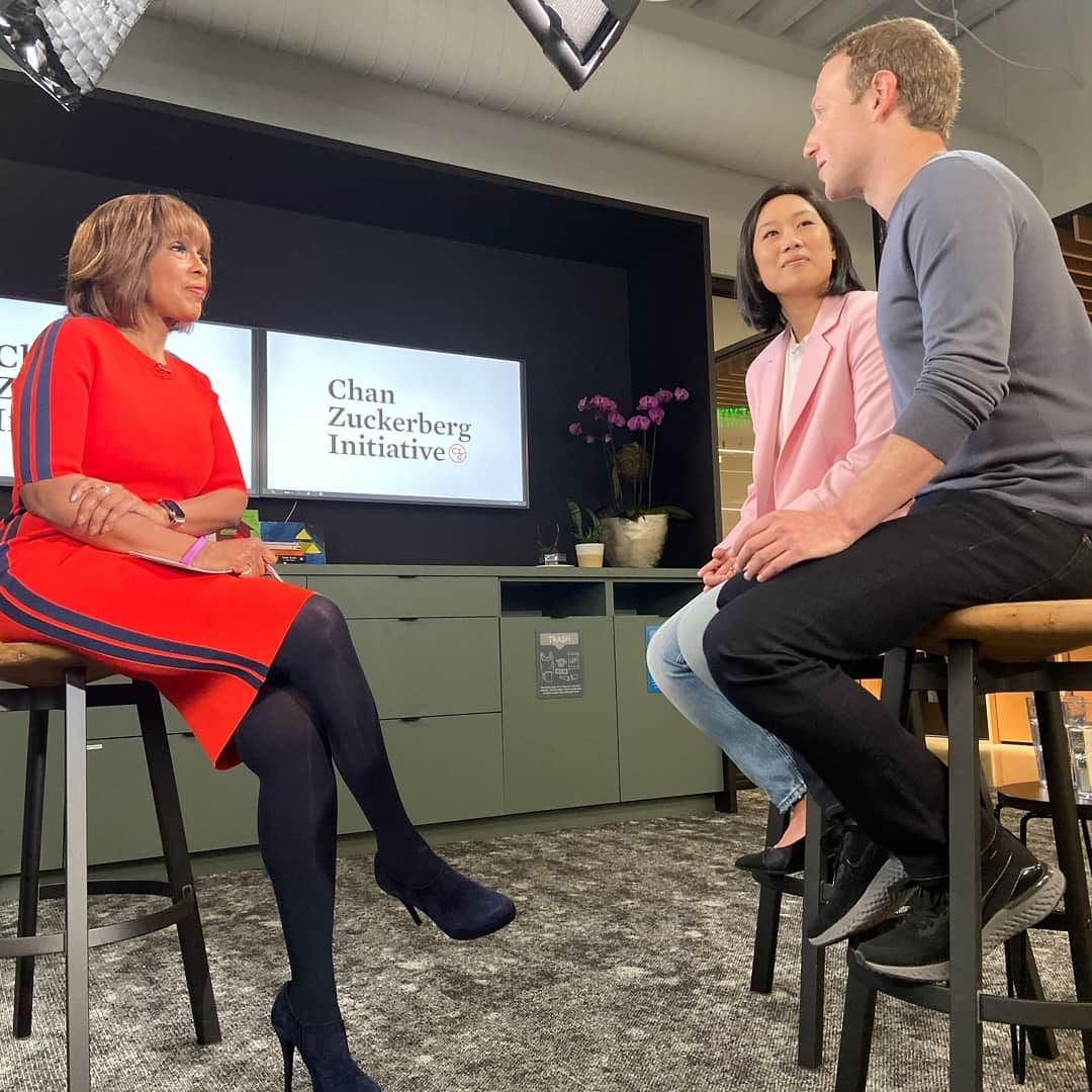 マーク・ザッカーバーグのインスタグラム：「Thanks to @gayleking for visiting our home to talk about our work at the @chanzuckerberginitiative! Four years ago when Max was born, we committed to giving away 99% of our wealth. Priscilla and I talked with Gayle about our work, our family, and our partnership, and we shared some highlights from CZI's annual letter.  Gayle's piece is here: https://www.cbsnews.com/news/facebook-ceo-mark-zuckerberg-wife-priscilla-chan-inside-their-home-family-life/」