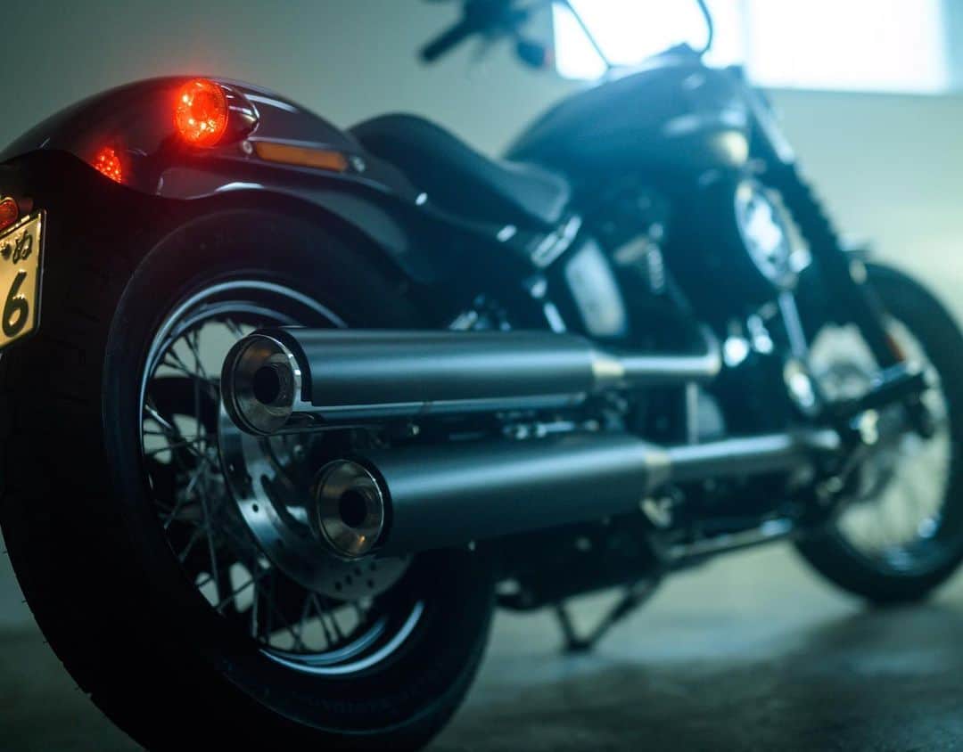 Harley-Davidson Japanさんのインスタグラム写真 - (Harley-Davidson JapanInstagram)「準備はいいか。#ハーレー #harley #ハーレーダビッドソン #harleydavidson #バイク #bike #オートバイ #motorcycle #ストリートボブ #streetbob #fxbb #ソフテイル #softail #ミルウォーキーエイト #milwaukeeeight #マフラー #muffler #exhaust #アーバン #urban #情景 #scene #2020 #自由 #freedom」12月4日 1時55分 - harleydavidsonjapan