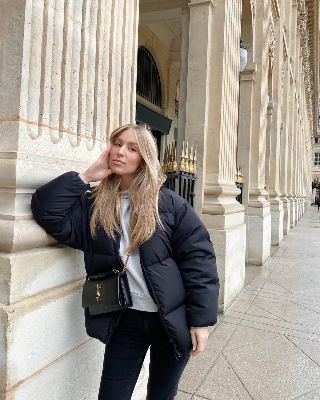Carin Olssonさんのインスタグラム写真 - (Carin OlssonInstagram)「What most of the last couple of days have looked like - not the most stylish maybe but I’ve most definitely stayed warm and cosy ❄️😅」12月4日 1時55分 - parisinfourmonths