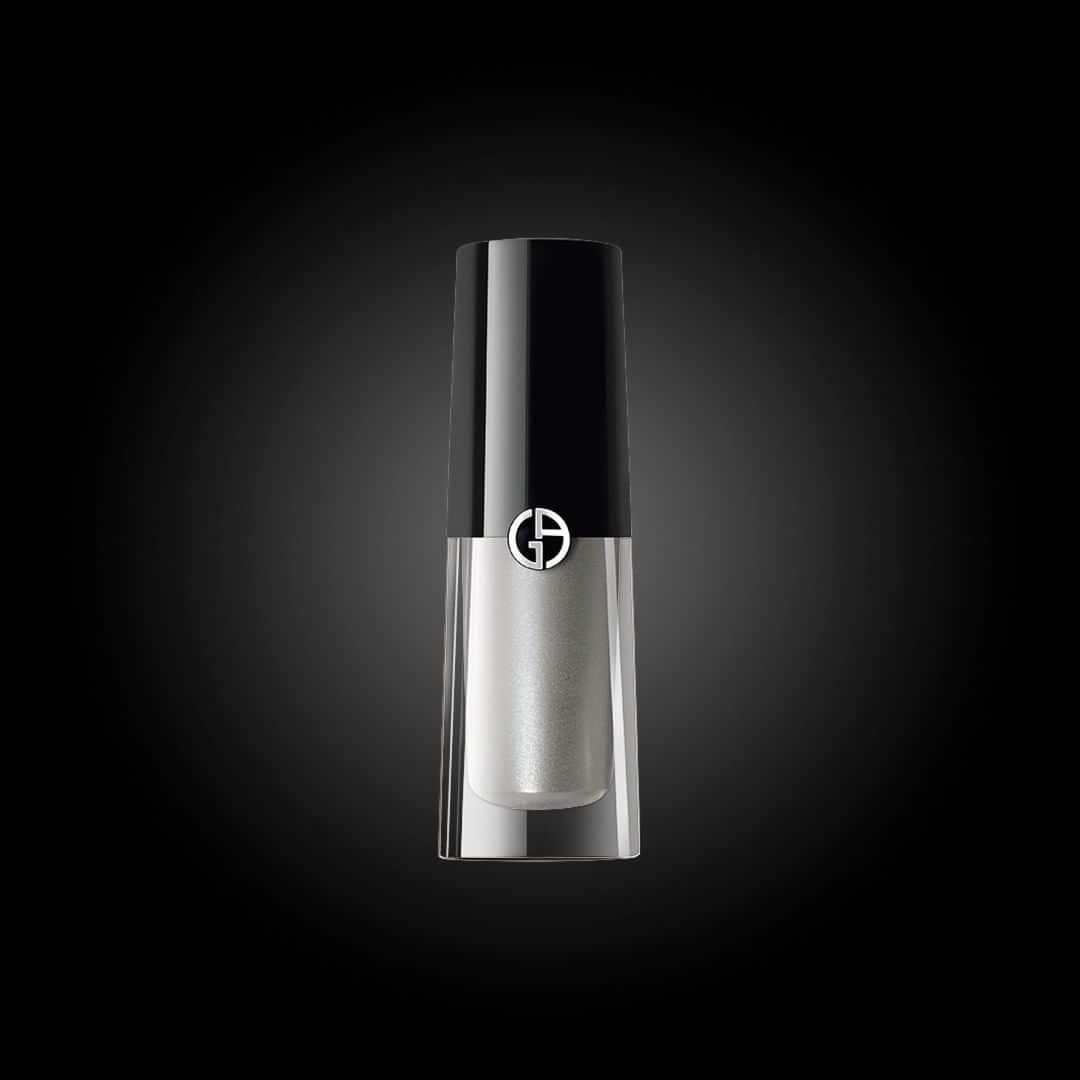 Armani Beautyさんのインスタグラム写真 - (Armani BeautyInstagram)「An icon reinvented. Use EYE TINT in shade 43 "Ice" as an eyeshadow to create an elegant eye makeup look with a sophisticated chrome finish.  #ArmaniBeauty #EyeTint #makeup」12月4日 1時59分 - armanibeauty