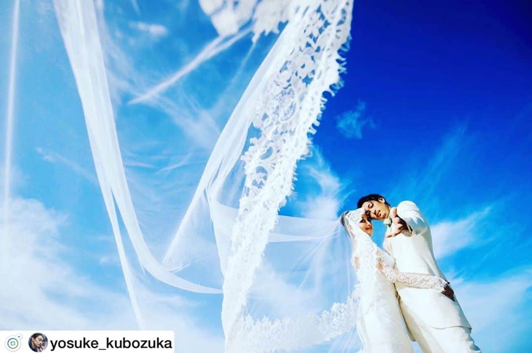 のインスタグラム：「💏🌈🕊✨ . repost from @yosuke_kubozuka .  #wedding #hawaii #family #happy #love . . . Produced by @kamaaolewedding  Photo by @katabirayuta  Dress by @novleaf  hair make by @risa.hoshino  Tuxedo @foursis_official ・・・ ・・・ #love #happy #family #HusbandandWife #wedding #hawaiiwedding #結婚式 #感謝」