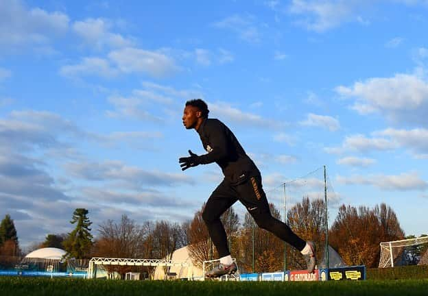 クワドォー・アサモアさんのインスタグラム写真 - (クワドォー・アサモアInstagram)「Keep pushing ⚫️🔜🔙🔵 @inter  #Appiano #Training #Pitch @seriea #ForzaInter」12月4日 2時10分 - asamoahkwadwo