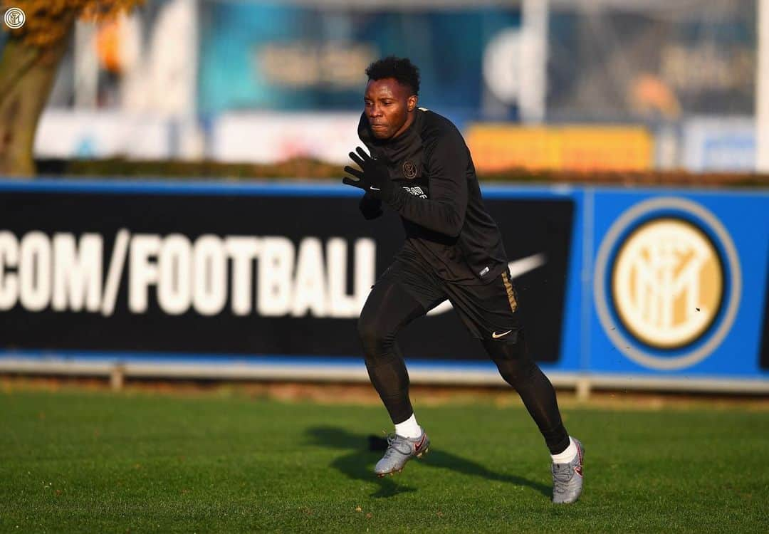 クワドォー・アサモアさんのインスタグラム写真 - (クワドォー・アサモアInstagram)「Keep pushing ⚫️🔜🔙🔵 @inter  #Appiano #Training #Pitch @seriea #ForzaInter」12月4日 2時10分 - asamoahkwadwo