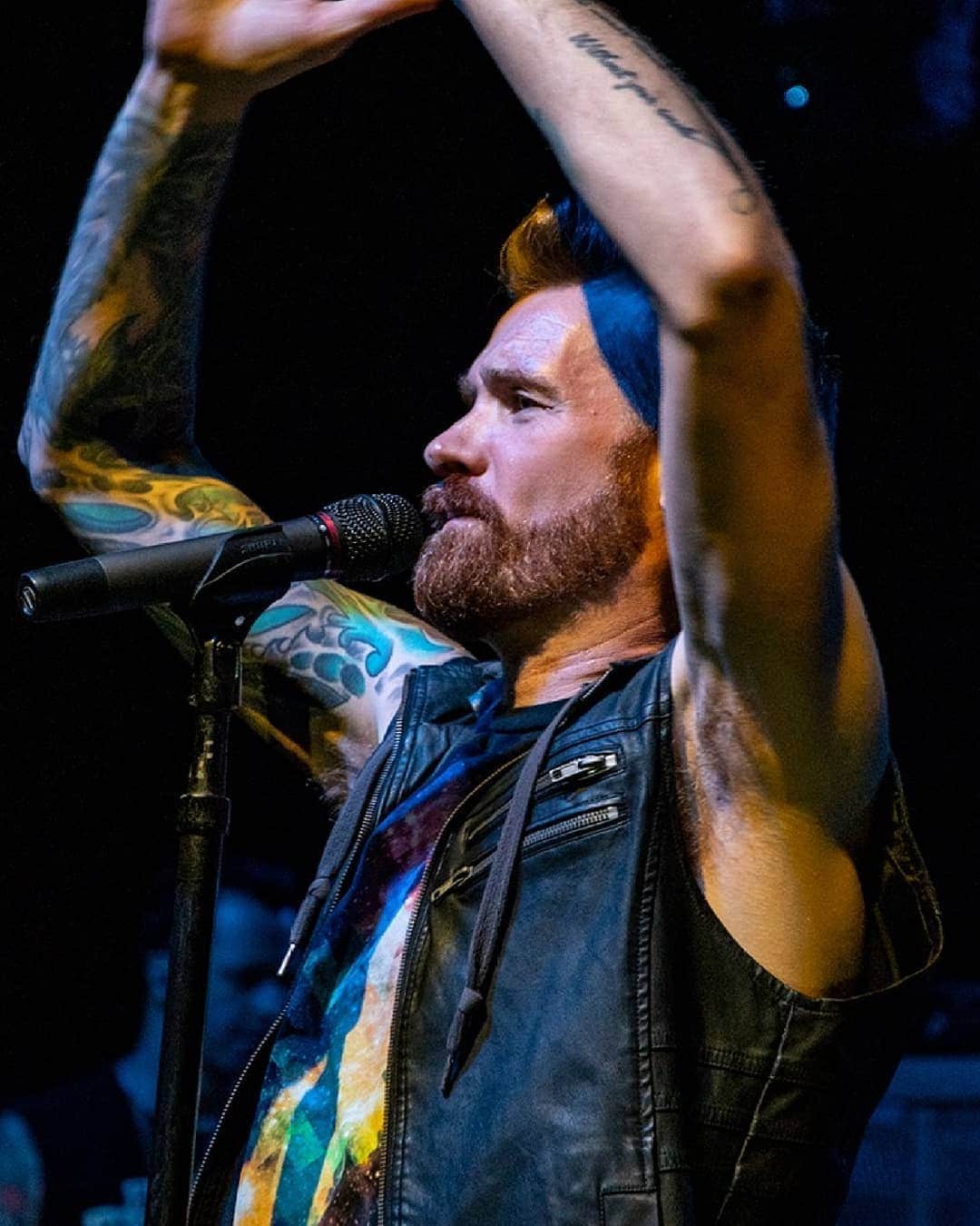 ヒンダーのインスタグラム：「#HINDERFANS -- Clap your hands 👏👏 if you are ready for our upcoming shows! 📸: Front Row Concert Photos」