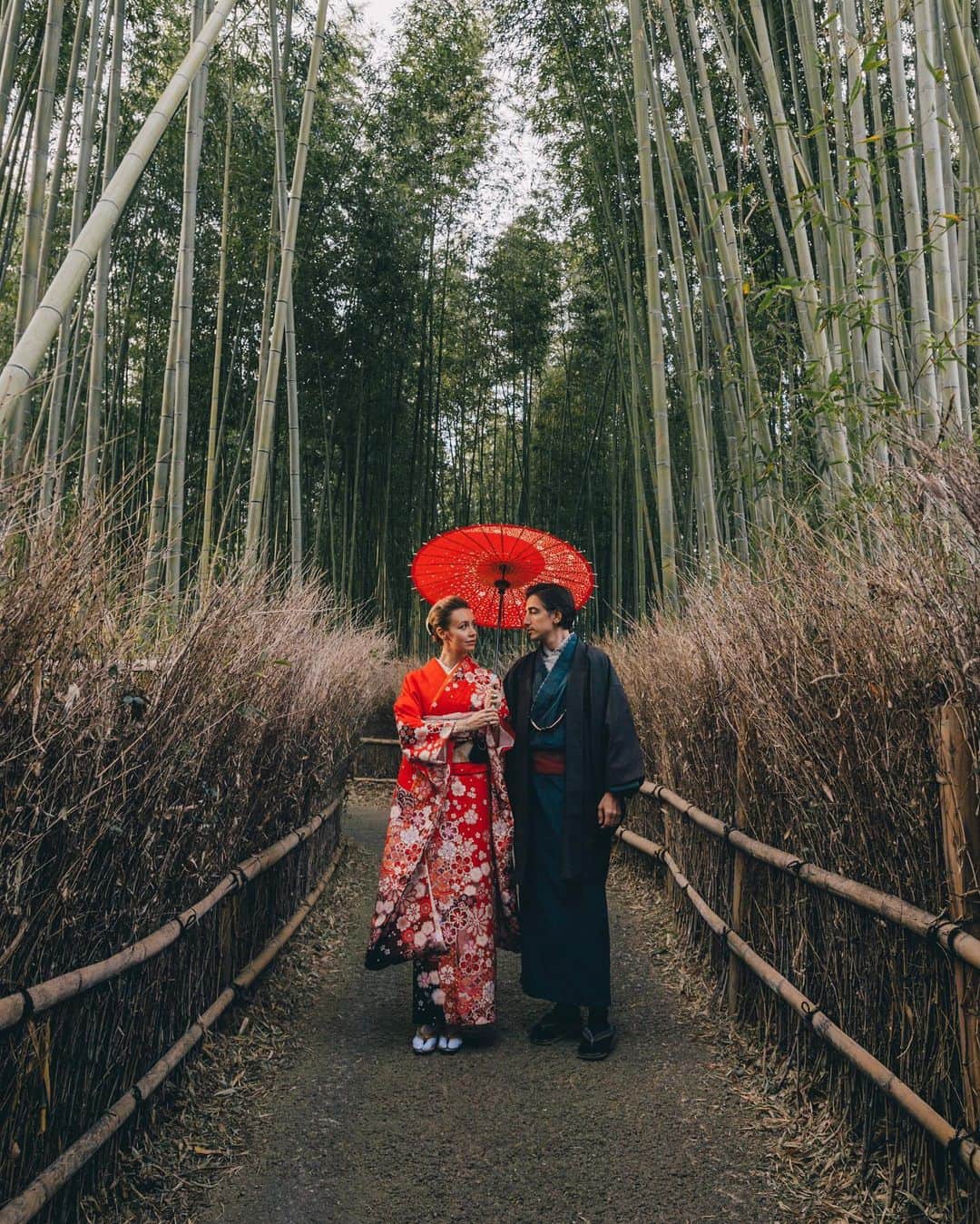 Murad Osmannさんのインスタグラム写真 - (Murad OsmannInstagram)「#followmeto Arashiyama Bamboo Forest in Kyoto with @natalyosmann . Which photo/video you like the most?? We were absolutely mesmerised with this place . Now our dear friend @yana_leventseva said that she knows a hidden gem - location of the Bamboo forest where we will be absolutely alone. Her friend shared this location with her and to our surprise, after several hours of preparations and trying to fit into the local costumes - we arrive at this place - and see thousands of people there - obviously everyone knew about it. We had to be really fast and shoot on the paths of the carriages as we only had 30s for the shot. ▂▂▂▂▂▂▂▂▂▂▂▂▂▂▂▂▂▂▂▂ Итак мы наконец-то попали в любимый город Киото. Первый раз приехали туда во время осеннего листопада. Город невероятно преображается и превращается в сказку окрашенную огненно-красными и оранжево-желтыми тонами. Наша дорогая подруга Яна была уверена, что ей подсказали гениальное заброшенное место в бамбуковом лесу. Как мы понимаете, нашему удивлению не было предела - когда, после нескольких часов подготовки к кадру и переодеваний в местную одежду, приехав туда - мы обнаружили тысячи туристов. Тем не менее мы не растерялись и нашли уголок где проезжали повозки - уложившись в 30 секунд на кадр, так как иначе мы бы блокировали путь.」12月4日 2時03分 - muradosmann
