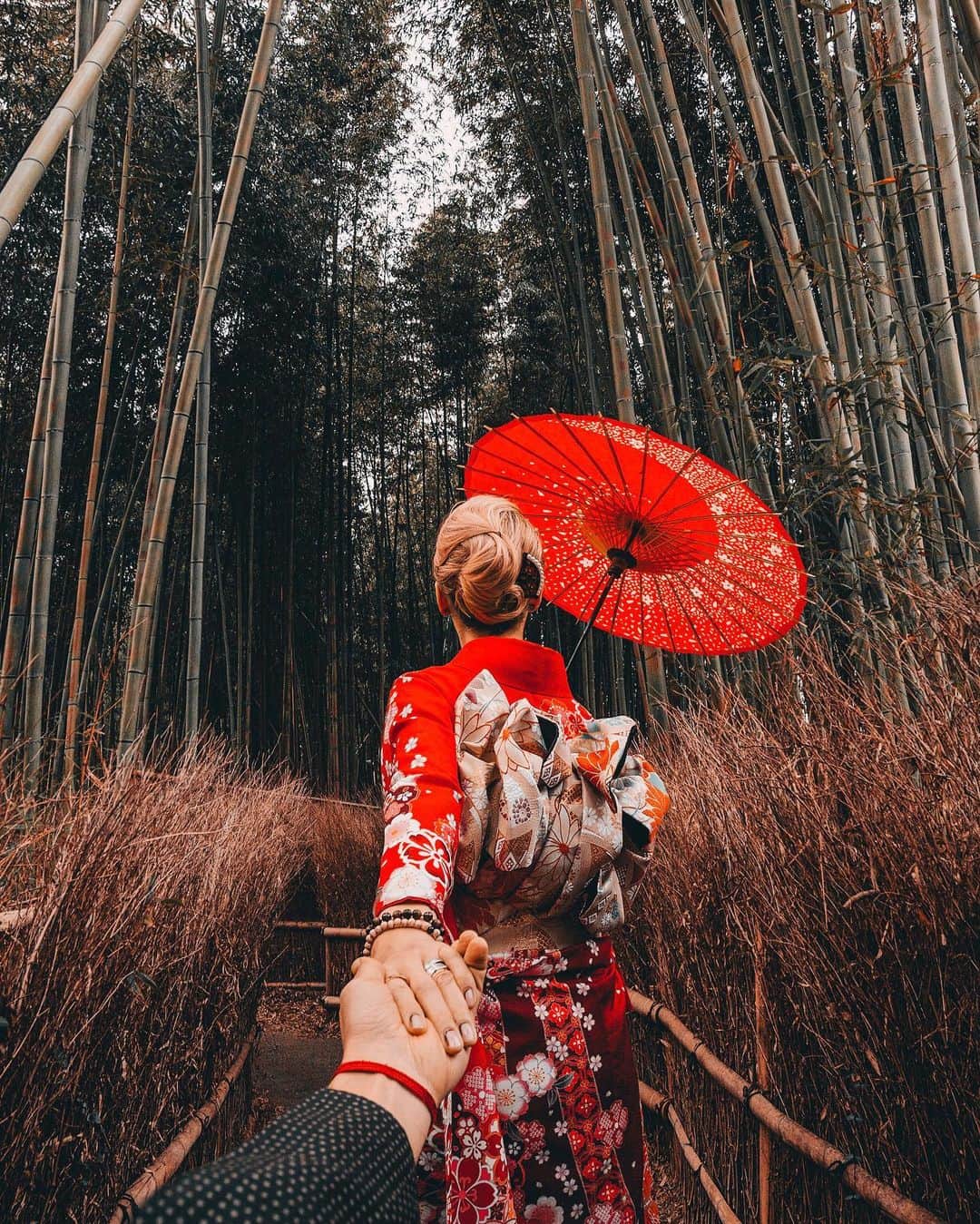 Murad Osmannのインスタグラム：「#followmeto Arashiyama Bamboo Forest in Kyoto with @natalyosmann . Which photo/video you like the most?? We were absolutely mesmerised with this place . Now our dear friend @yana_leventseva said that she knows a hidden gem - location of the Bamboo forest where we will be absolutely alone. Her friend shared this location with her and to our surprise, after several hours of preparations and trying to fit into the local costumes - we arrive at this place - and see thousands of people there - obviously everyone knew about it. We had to be really fast and shoot on the paths of the carriages as we only had 30s for the shot. ▂▂▂▂▂▂▂▂▂▂▂▂▂▂▂▂▂▂▂▂ Итак мы наконец-то попали в любимый город Киото. Первый раз приехали туда во время осеннего листопада. Город невероятно преображается и превращается в сказку окрашенную огненно-красными и оранжево-желтыми тонами. Наша дорогая подруга Яна была уверена, что ей подсказали гениальное заброшенное место в бамбуковом лесу. Как мы понимаете, нашему удивлению не было предела - когда, после нескольких часов подготовки к кадру и переодеваний в местную одежду, приехав туда - мы обнаружили тысячи туристов. Тем не менее мы не растерялись и нашли уголок где проезжали повозки - уложившись в 30 секунд на кадр, так как иначе мы бы блокировали путь.」