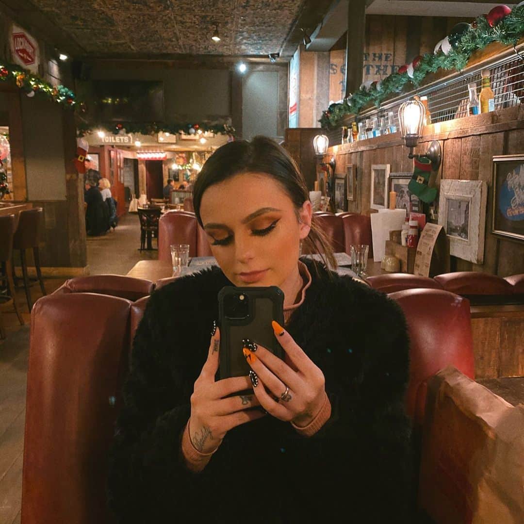 シェール・ロイドのインスタグラム：「Taking pictures of him taking pictures of me」