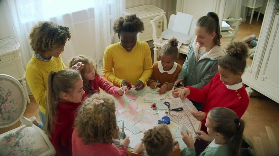 HP（ヒューレット・パッカード）のインスタグラム：「65% say the worst thing about the holidays is the time spent on screens. Enjoy your Holiday the real way with over 250 hours of printable activities.」