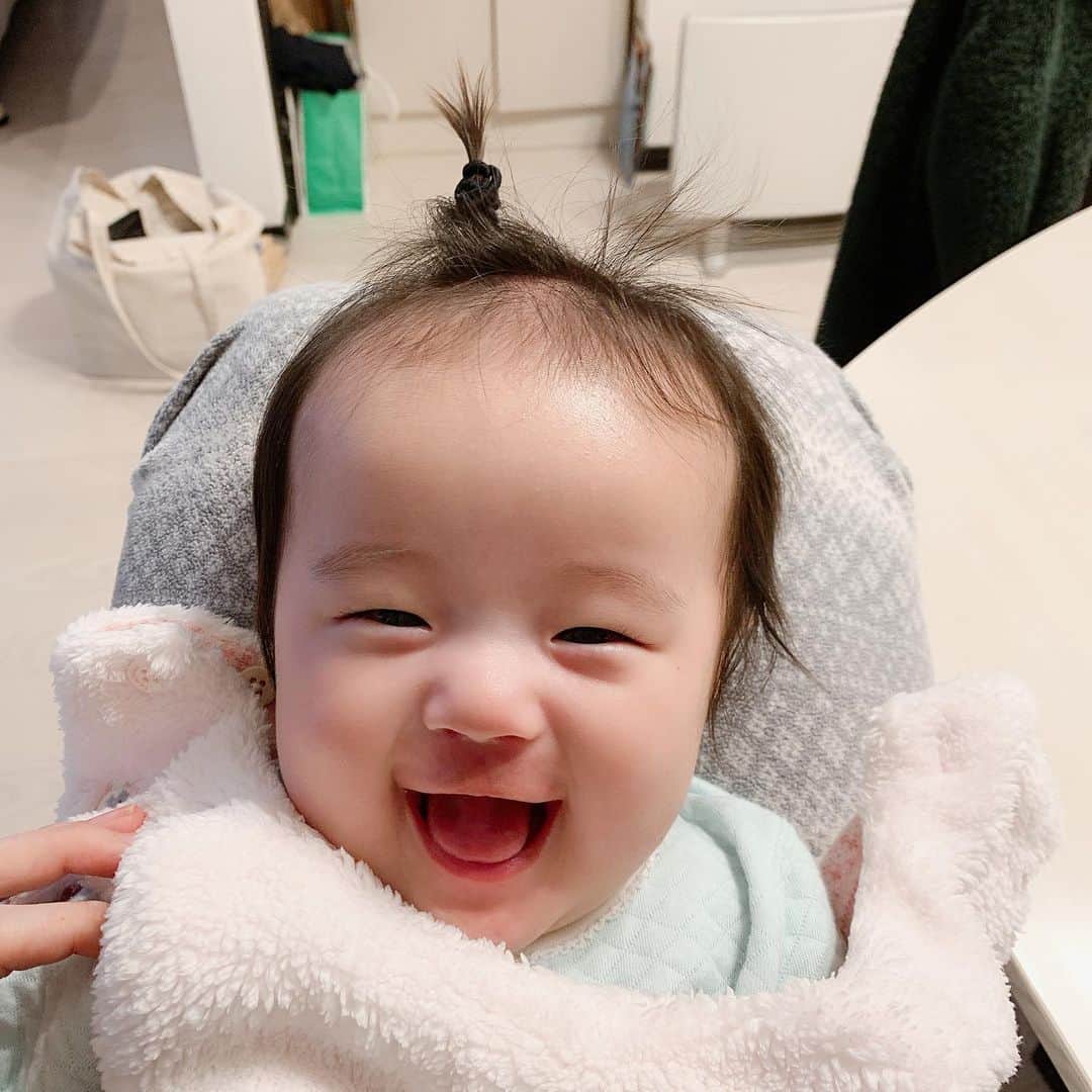 しほの涼のインスタグラム：「私に結ばれた娘さん。 ハゲてるー！とか言ってゲラゲラ笑ってたら本人もケラケラ笑ってました😅💕 笑いすぎて目が消滅www 私が笑ってると楽しいみたいで、寝起きも私の顔見て二パーって笑います🤣 毎日飽きない。面白い娘さん。 毎日幸せと笑いを沢山持って来てくれます。 去年の今頃、悪阻で再入院した事を思うと　頑張って良かったなぁと、毎日この全開笑顔を見てるとしみじみ思います。 あの時はキツかった、マジで死んだろうかと思うほど吐きまくって病院のトイレの便器に頭乗せて寝てたわ😭😭 頑張った甲斐がありました😂😂 #重度妊娠悪阻#悪阻#悪阻入院#ケトン体#つわり#つわり地獄#つわりピーク#令和ベイビー#女の子ママ#母は強し#面白い娘#面白い娘で良かった#七福神#満面の笑み#大爆笑#癒し系女子」