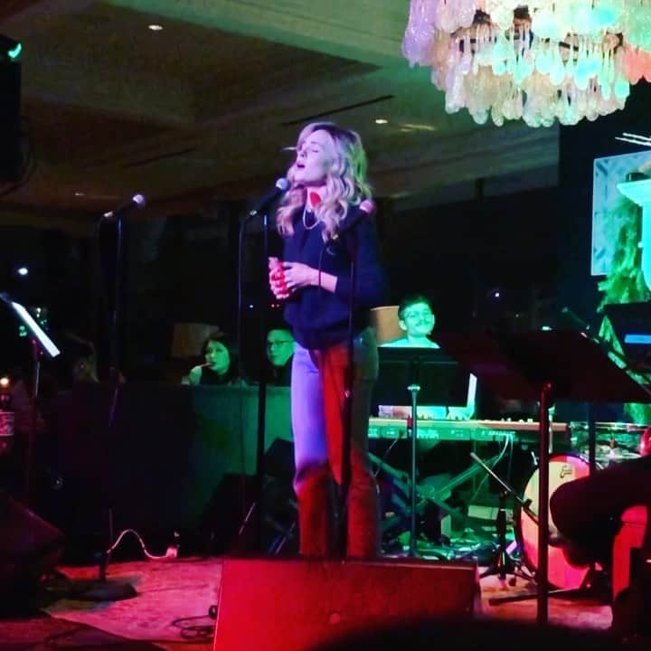 リンジー・ゴートのインスタグラム：「do what you love, even if people won’t stop talking while you do it 🎤🎤 thank you @sohohouse and @ftrlive for letting me help bring some joni mitchell holiday feels last night ❤️ and special shout out thank you to @shouthollermusic for following my erratic timing 😬」
