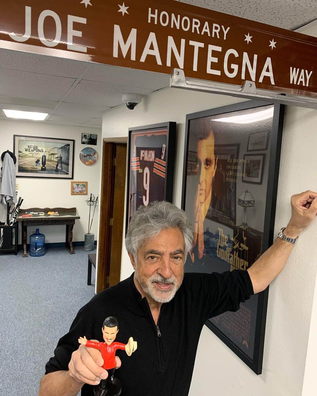 ジョー・マンテーニャさんのインスタグラム写真 - (ジョー・マンテーニャInstagram)「Look who dropped by the office....@whereiscarlito」12月4日 2時21分 - joemantegna