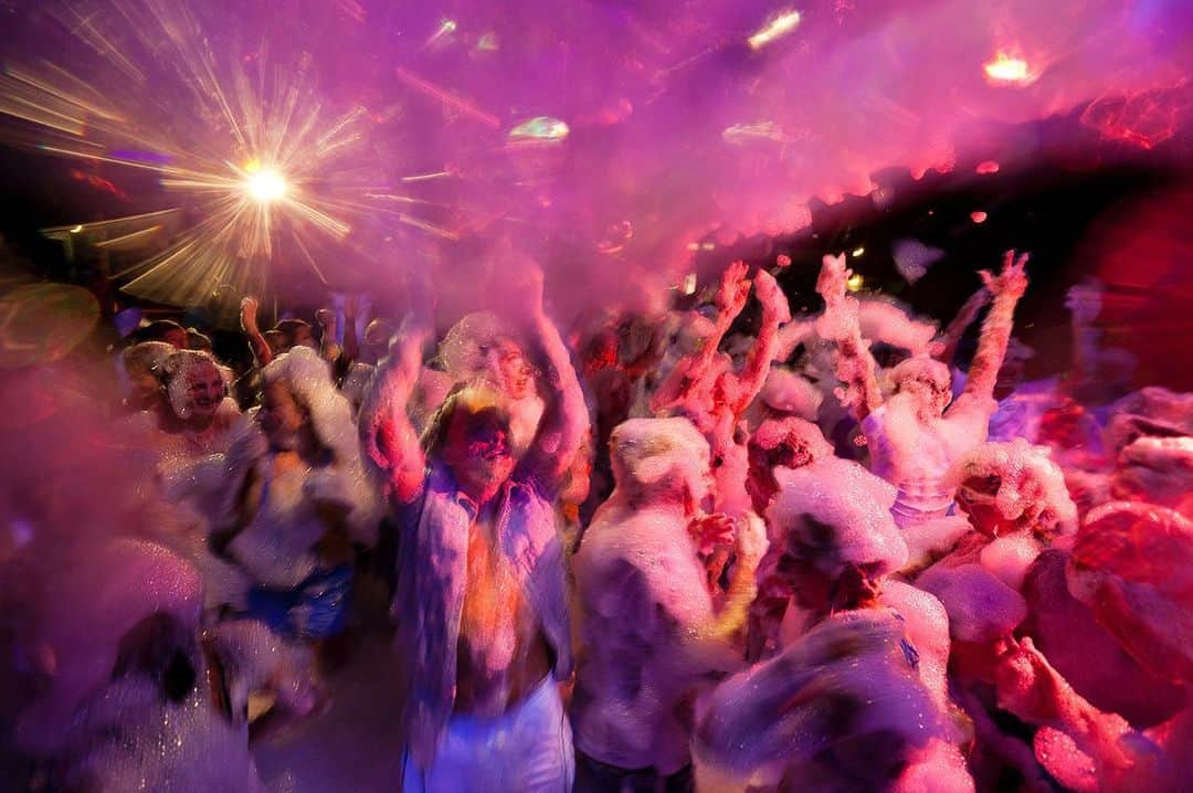 National Geographic Creativeさんのインスタグラム写真 - (National Geographic CreativeInstagram)「Photo by @gerdludwig | A crowd dances at a foam party hosted at a water park near Sudak, Ukraine. #Dance #Party #Ukraine」12月4日 2時22分 - natgeointhefield