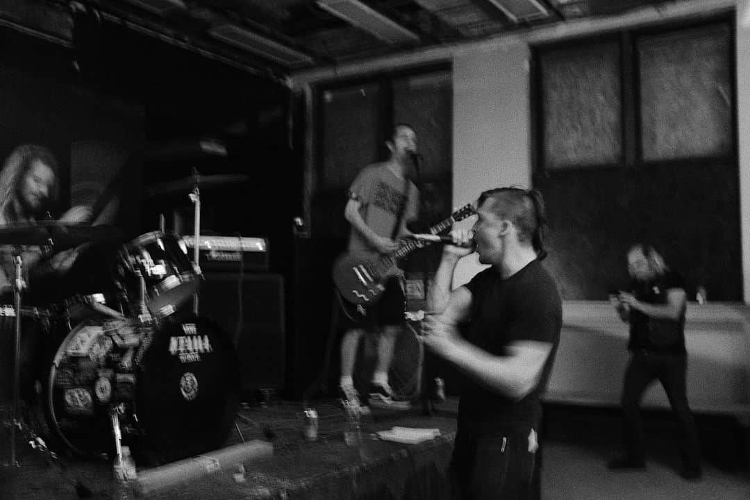 カイル・ガルナーのインスタグラム：「Flashback to shooting dinner in America in Detroit. We went out one night to see our buddies @discoassault play and they let me scream one out with them. I miss that haircut. Photo compliments of @jpbernier #punkmusic #punk #music #fun #yell #scream #show #rage」