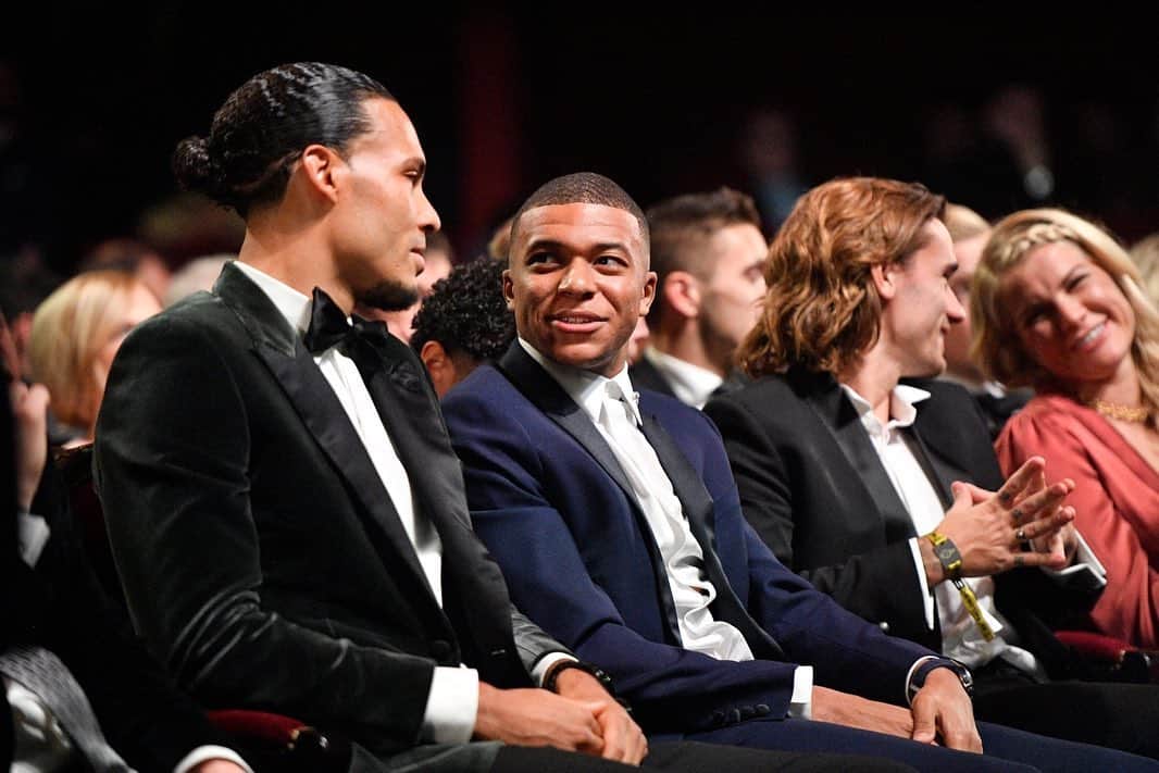 ビルヒル・ファン・ダイクさんのインスタグラム写真 - (ビルヒル・ファン・ダイクInstagram)「It was a great privilege to attend the 2019 Ballon d’Or last night 🏆  I was humbled by the warm reception that I received in Paris and I’d like to say thank you to everyone who made us feel so welcome. Firstly I’d like to congratulate @leomessi on winning your historic sixth Ballon d’Or 🏅  As I also said last night at the ceremony, it’s important to sit back and admire greatness when it’s in front of you. Congratulations on another incredible year. On a personal level it was an honour to be nominated and I am extremely proud to have come second and in the same company as two of the greatest players to ever play the game in @leomessi and @cristiano  We’ve enjoyed some good battles this year and I hope there will be many more to come. I am proud of my journey and I hope that my route in the game can help inspire others to always believe in yourself and to never give up on your dreams. I am hungry for more success on the pitch and will be working as hard as I can to keep improving and to continue to strive to be the best that I can be. It’s been an incredible 2019 so far but none of this would be possible without the love and support of my family, thank you for always being there. I must also say a huge thank you again to all of my teammates at Liverpool and the national team. Finally thank you to everyone in the football world for all of your messages of support, it means a lot to me and my family ❤」12月4日 2時28分 - virgilvandijk