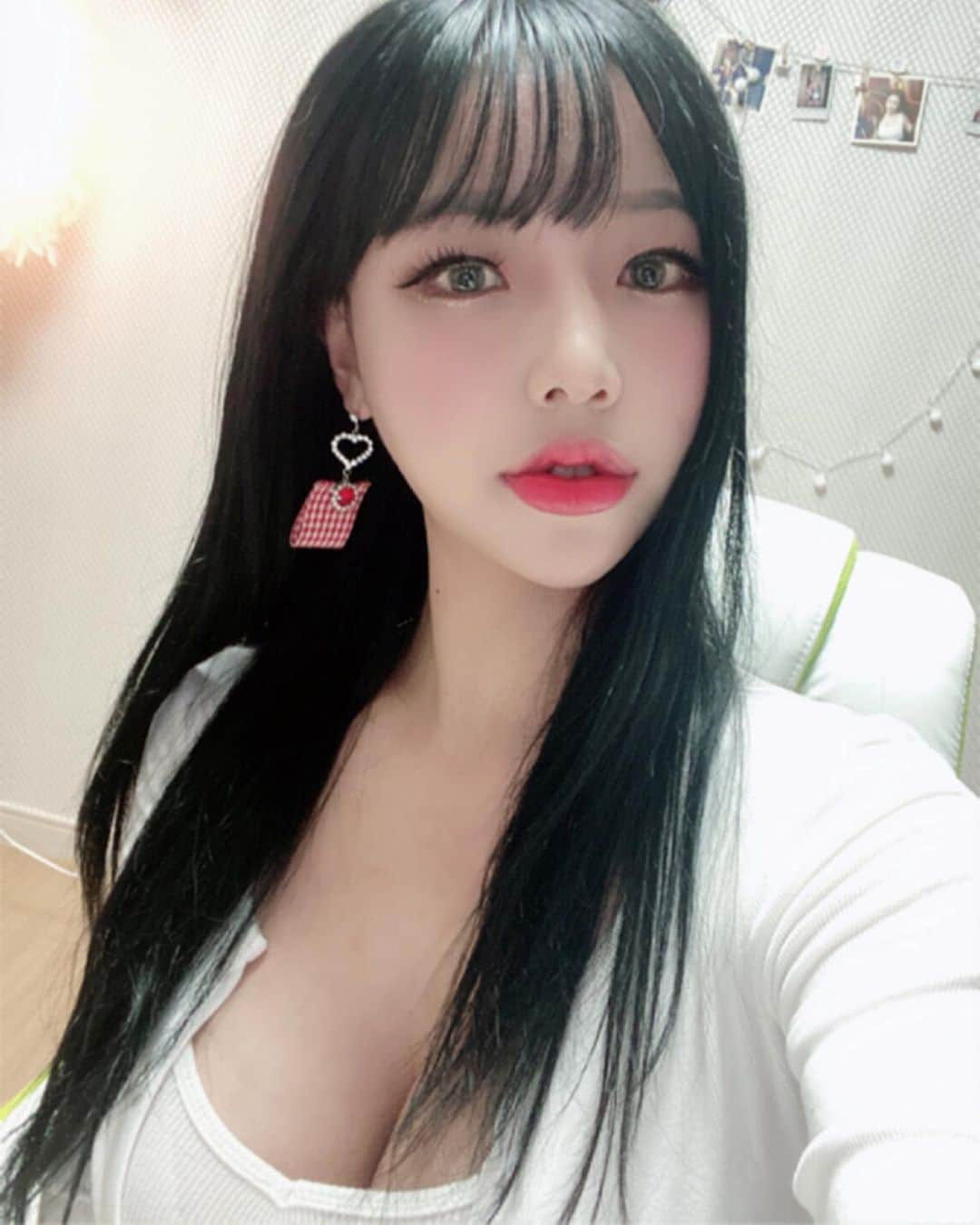 hyeriのインスタグラム：「생일이다!!!!!응~일하자!!!!!!! #생일#일하자」