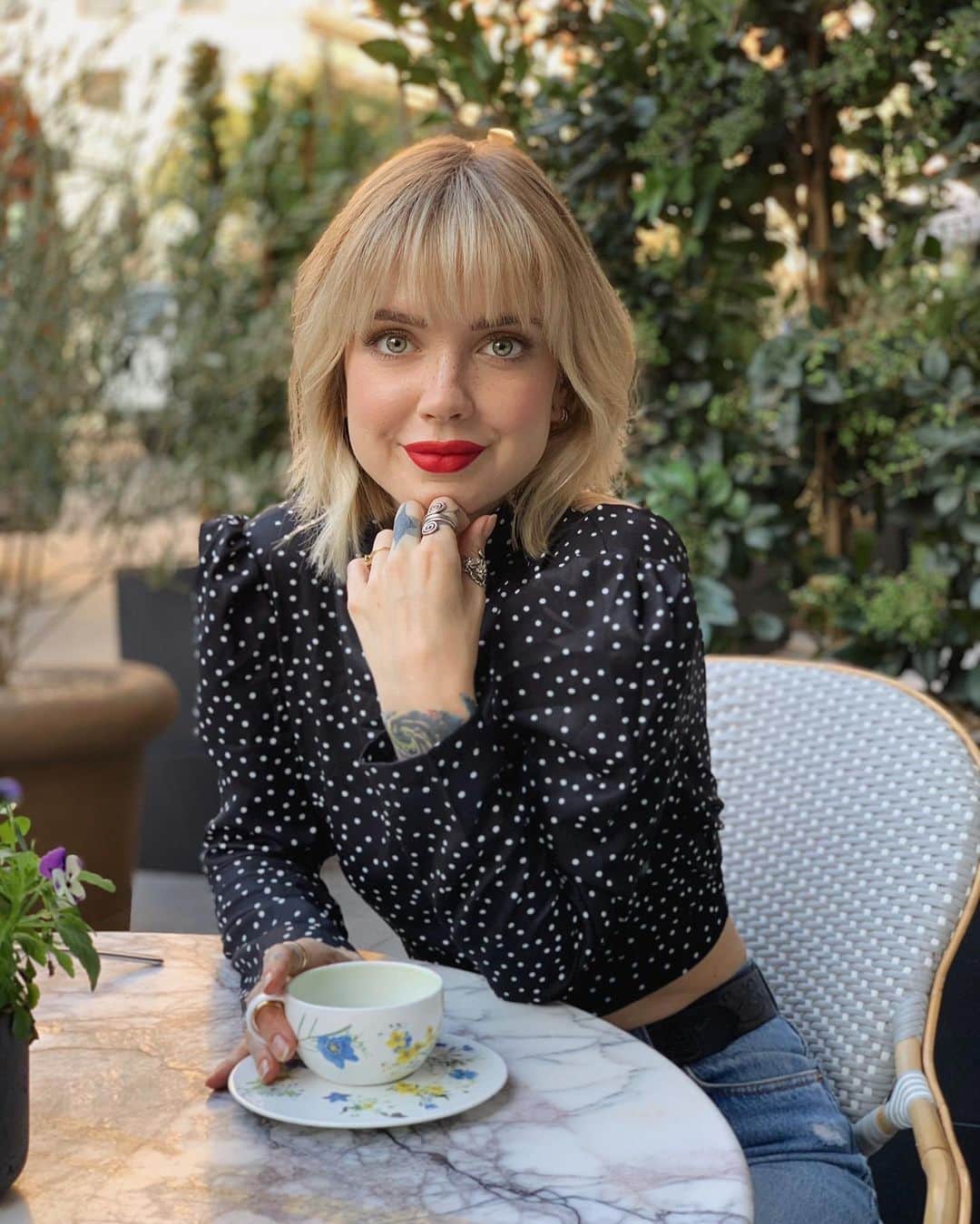 サラ・Xのインスタグラム：「Tea time except I drank most of my tea before getting a cute photo and I just look like a lunatic with an empty teacup. Lipstick is @emcosmetics Infinite Lip Cloud in Red Divine, I’ll have a tutorial for this super simple look going up on my other account soon! #teatime🍵 #emcosmetics #redlipstick」