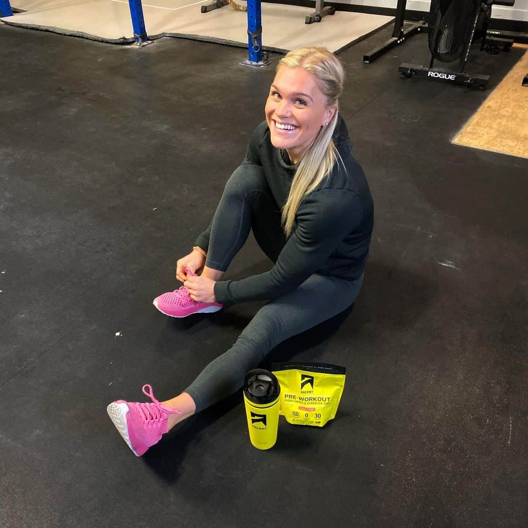Katrin Tanja Davidsdottirさんのインスタグラム写真 - (Katrin Tanja DavidsdottirInstagram)「Jetlag calls for PRE 💥😜🙌🏼 Another great day here in Dubai prepping for the @dxbfitnesschamp - Really am loving it here! - @ascent_protein @comptrain.co」12月4日 2時31分 - katrintanja