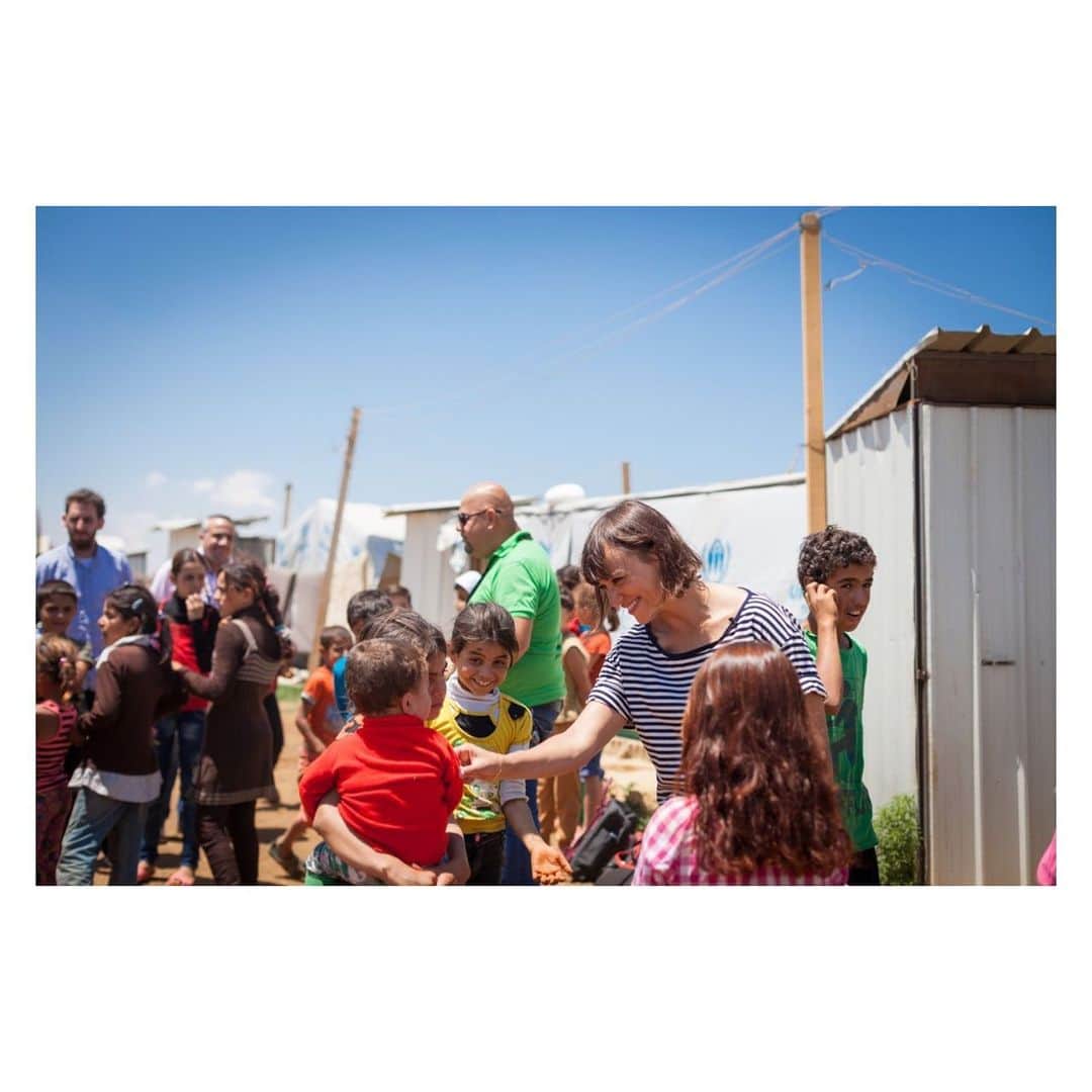 ラシダ・ジョーンズさんのインスタグラム写真 - (ラシダ・ジョーンズInstagram)「Every day, @RESCUEorg gives refugees a sense of home, no matter where they are. This #GivingTuesday –and beyond –we are proud to support their work. Join us. Link in bio.」12月4日 2時45分 - rashidajones