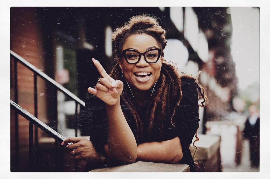 カミラ・マーシャルのインスタグラム：「WHAT are you ASKING SANTA for this year???🎅🏿 • • • 📸 @monroegscott #whatdoyouwantforchristmas  #santa #theeverygirl #newyorkcity #womenwithlocs #womenwithsoul」