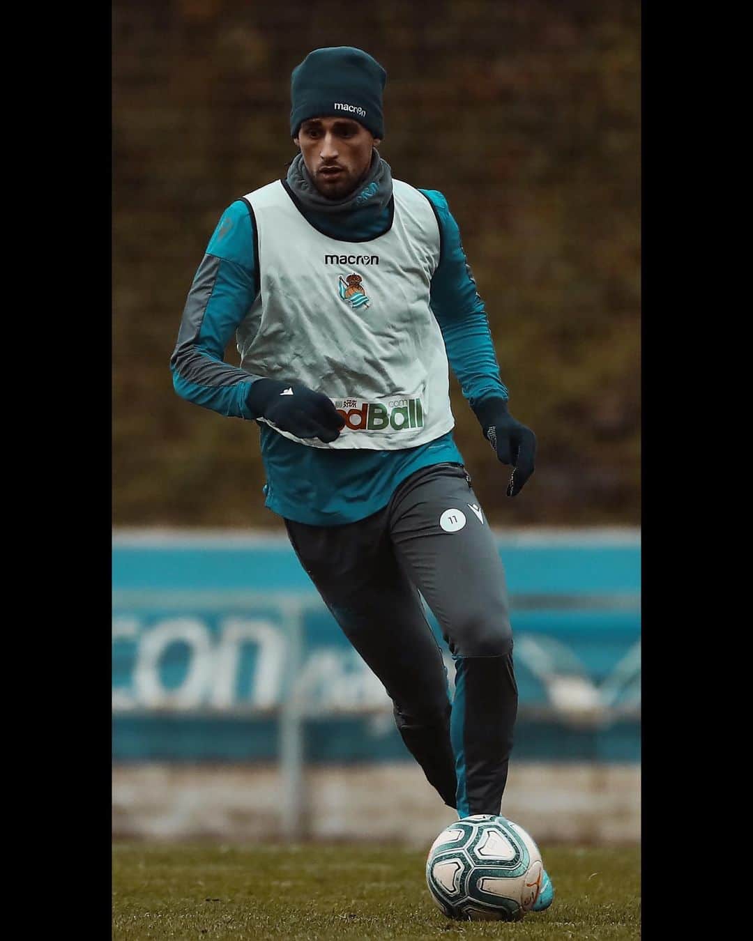 アドナン・ヤヌザイのインスタグラム：「❄️⚽️」