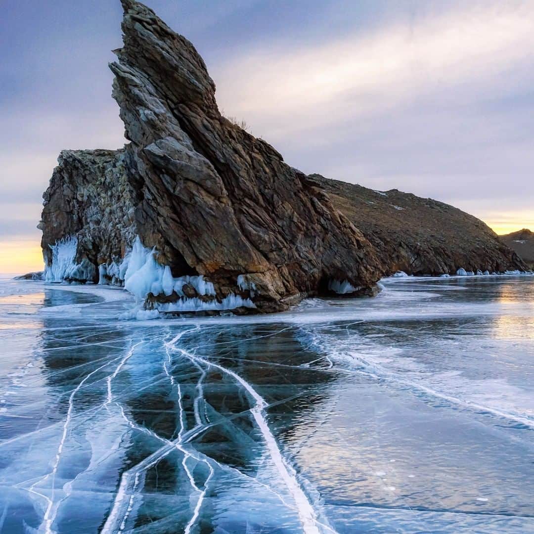 Discoveryさんのインスタグラム写真 - (DiscoveryInstagram)「Winter sunrise at Ogoy Rock on Lake Baikal, Russia. . . . . #adventure #travel #nature #photography #photooftheday #naturephotography #instagood #wildlifeIG #explore #winter #OgoyRock #LakeBaikal #Russia #ice #cold #snow #sunrise」12月4日 2時50分 - discovery
