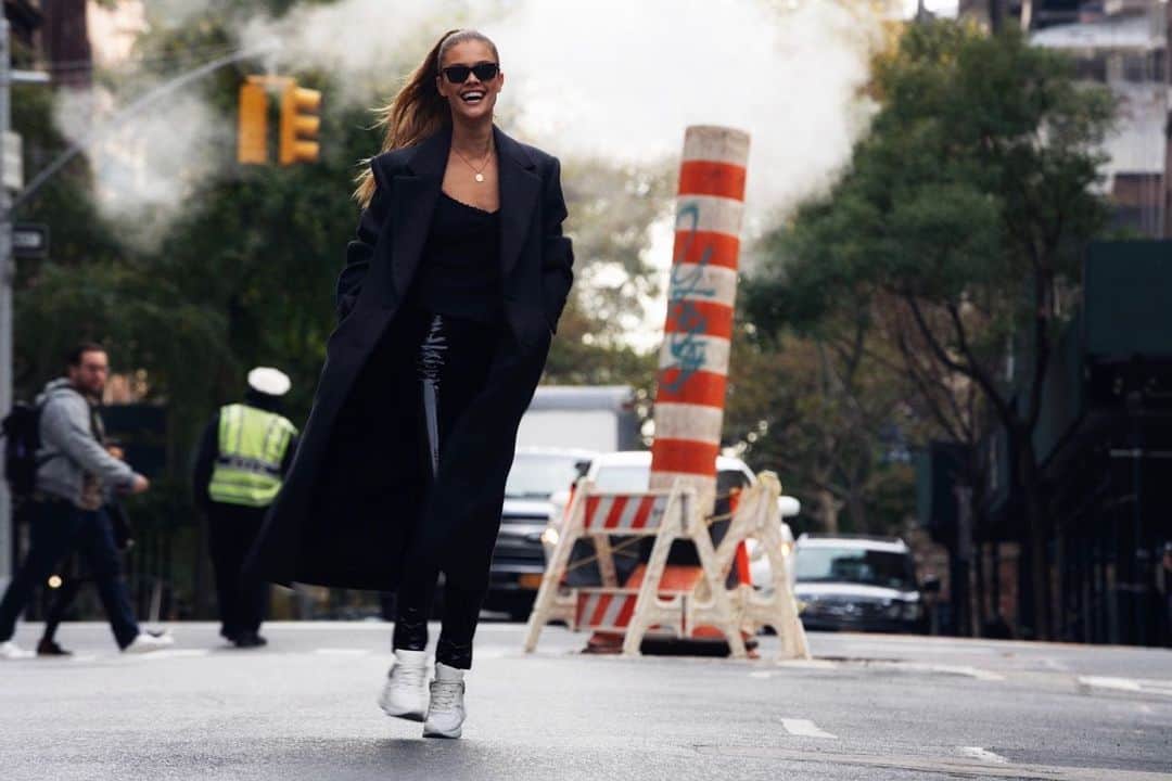 ニーナ・アグダルのインスタグラム：「Oh, hi! 😄」