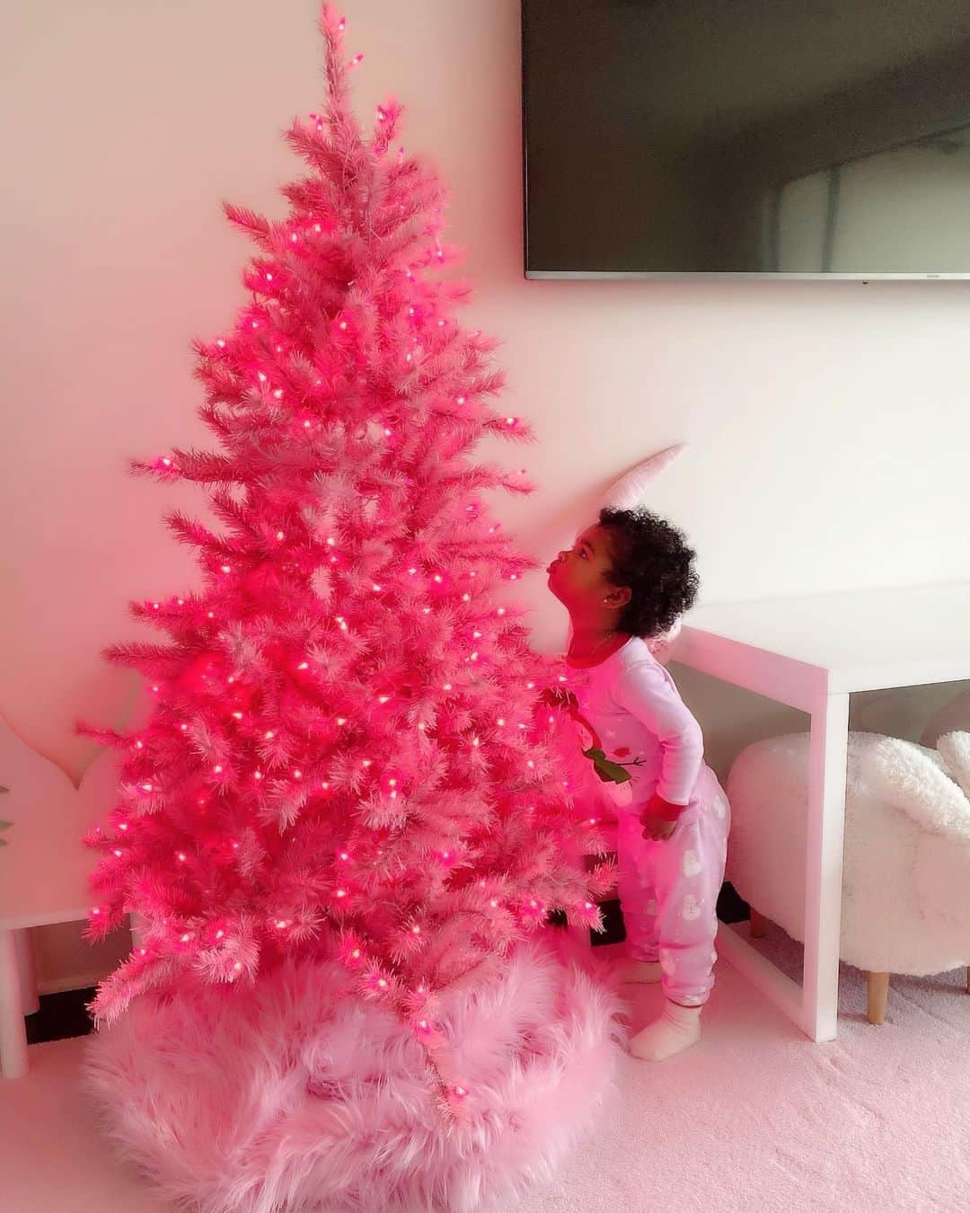 クロエ・カーダシアンさんのインスタグラム写真 - (クロエ・カーダシアンInstagram)「Merry Christmas everyone!! We starting decorating our house yesterday and @jeffleatham surprised True with this beautiful pink tree. It’s safe to say that True loves it!!! Thankful and blessed beyond words! 💕💕💕」12月4日 3時00分 - khloekardashian