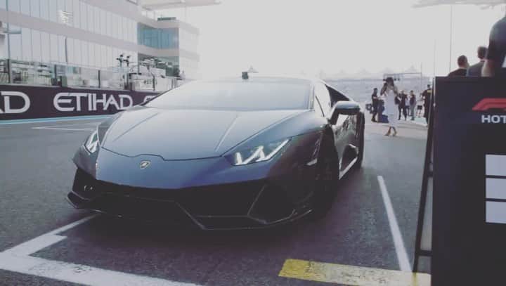 デヤン・スタンコビッチのインスタグラム：「Adrenalina pura gli Hot Laps @pirelli! 🔥 Girare sulla pista di Abu Dhabi con @emanuele_pirro su una @lamborghini Huracan Evo Coupè... esperienza unica 🔝 Grazie a tutte le persone che hanno lavorato a questo progetto e a @marioisola per l’ospitalità e i preziosi consigli 👏🏻👏🏻 #Fit4F1 #Pirelli #AbuDhabiGP #Formula1 @f1 #F1PirelliHotLaps @pirelli_motorsport @inter @sobesport」