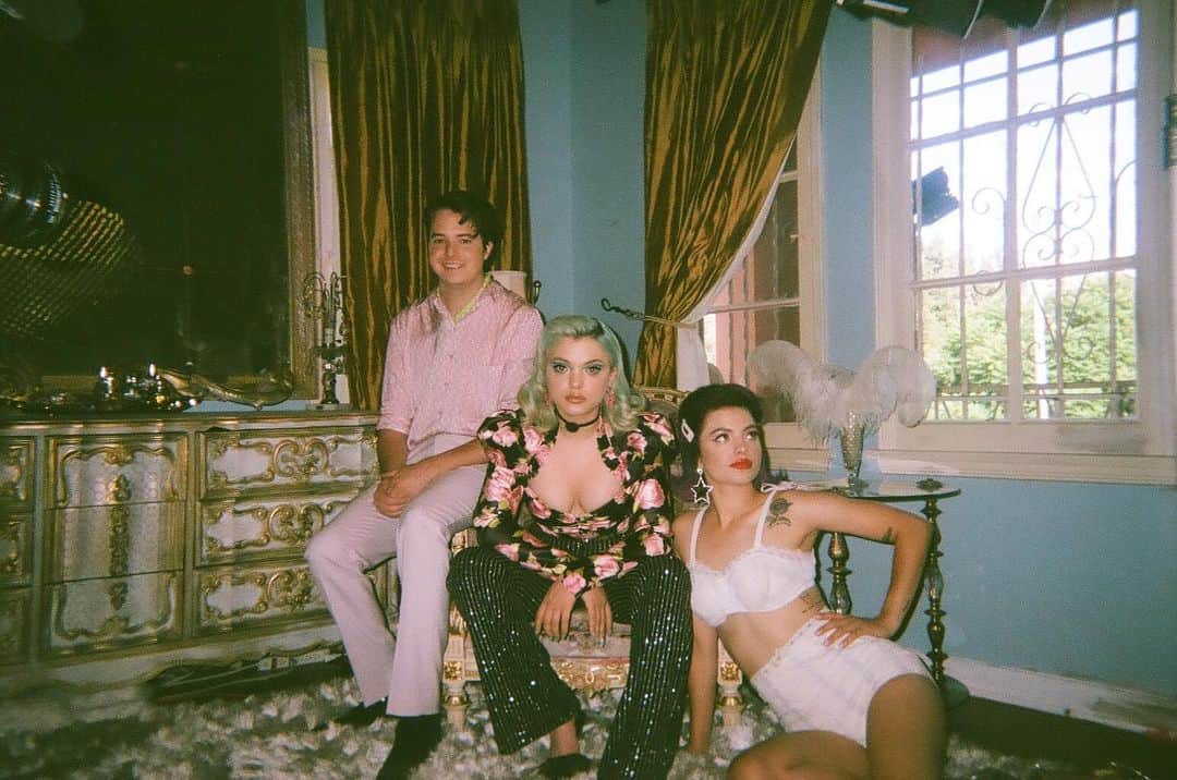HEY VIOLETのインスタグラム：「did we pass the vibe check?」