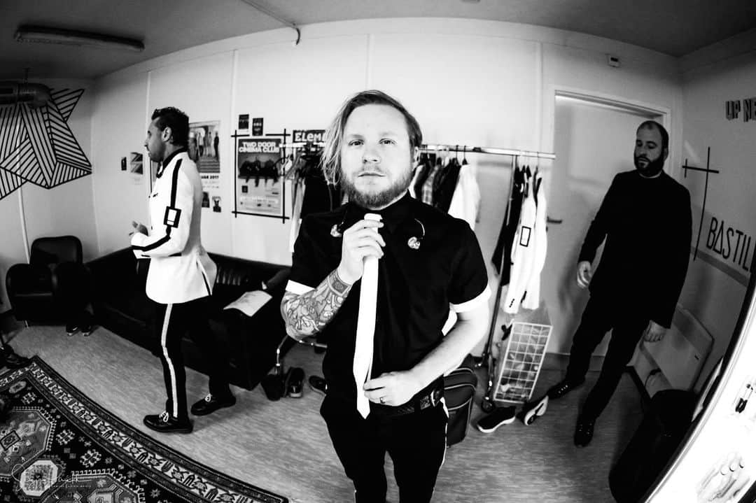 Shinedownさんのインスタグラム写真 - (ShinedownInstagram)「A backstage view of life on the road in Europe... The time we spend together before each show is very important to us. We have our pre show rituals and we always make sure to have a good time... 😜 Barcelona are you ready to have some fun with us tomorrow night?! . . 📷 @sanjayparikhphoto #shinedown #shinedownlive #walktheskytour #sdeuropetour #backstage #backstagepass #sdbts」12月4日 3時19分 - shinedown