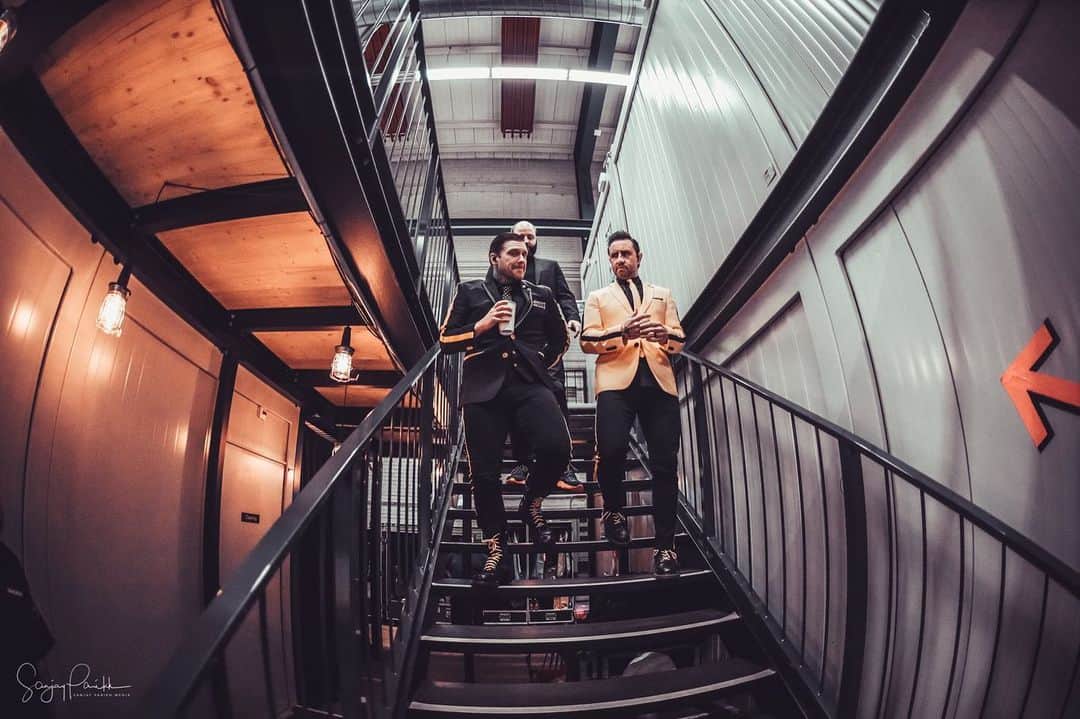 Shinedownさんのインスタグラム写真 - (ShinedownInstagram)「A backstage view of life on the road in Europe... The time we spend together before each show is very important to us. We have our pre show rituals and we always make sure to have a good time... 😜 Barcelona are you ready to have some fun with us tomorrow night?! . . 📷 @sanjayparikhphoto #shinedown #shinedownlive #walktheskytour #sdeuropetour #backstage #backstagepass #sdbts」12月4日 3時19分 - shinedown