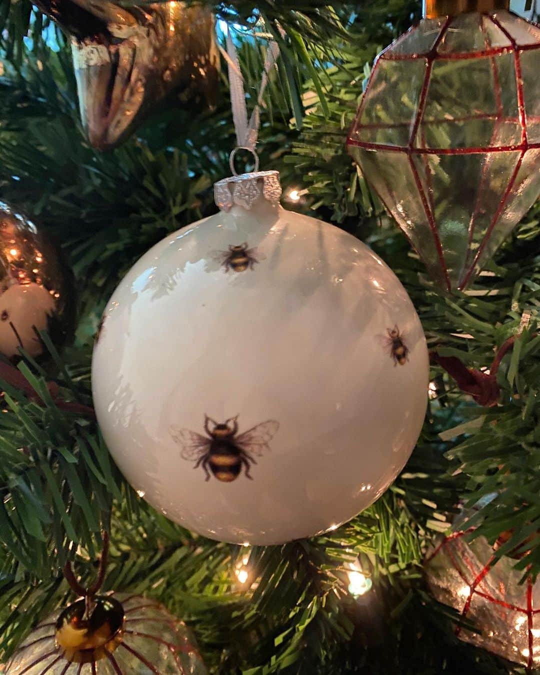 メラニー・サイクスさんのインスタグラム写真 - (メラニー・サイクスInstagram)「Dear Natalie @nhpottery01 Thankyou for my handmade ceramic bauble. Just love the Manchester bees 🐝 so beautifully made and a lovely addition to my tree decorations 🎄 you are so kind 🤍 #bauble #christmastreedecorations #christmastree #ceramicbaubles #ceramics」12月4日 3時15分 - msmelaniesykes