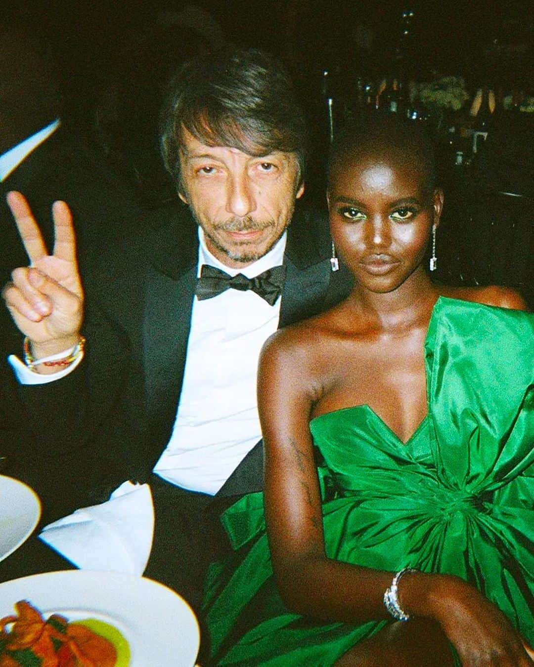 British Vogueさんのインスタグラム写真 - (British VogueInstagram)「The #BritishVogue editor’s accessory of choice at this year’s #FashionAwards was a disposable camera to capture the goings-on at the ceremony and the fun and frivolities at the after parties. Get exclusive access to the biggest night in fashion at the link in bio.」12月4日 3時26分 - britishvogue