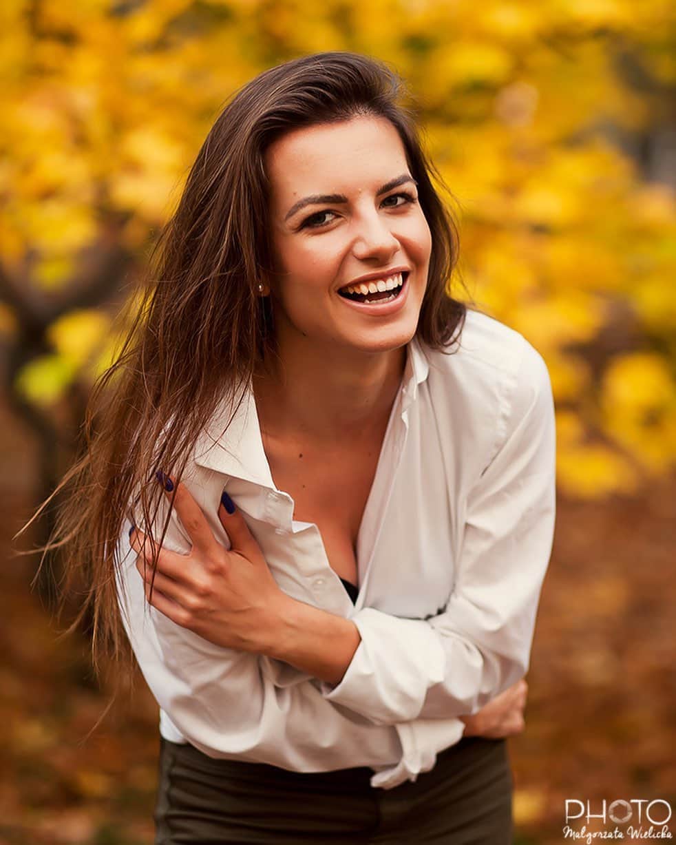Karolina Bojarさんのインスタグラム写真 - (Karolina BojarInstagram)「#happygirl ♥️🍁 • Fot. @malgorzata_wielicka 📸 #autumn #positivevibes #mood #photoshoot #brunette #natural #model #longhair #fall2019 #whiteshirt #smile」12月4日 3時31分 - bojarmeow