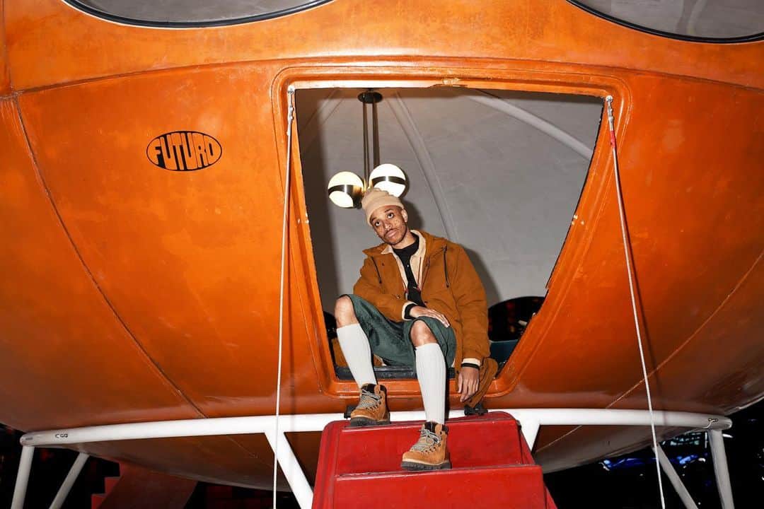 のインスタグラム：「Toujours inscrit dans le programme de célébration des dix ans de BDP. 🎊  Voici le second chapitre de la collaboration entre @paraboot_official x Bleu de Paname pour l’hiver 19-20. 🛸 Telle une une "capsule temporelle " elle débarque  pour mieux explorer les dimensions  de nos villes... 🔦  Bleu de Paname à revisité le mythique modèle de la firme Paraboot : la "Avoriaz". Version inédite, revisité dans un coloris cognac et empiècements velours côtelés. 🏭 Made in France 🇫🇷 — Un peu d’histoire :  Avoriaz est un modèle de chaussure comme les anciennes chaussures de nos vieux guides. Une boots en cuir lisse marron de la marque Paraboot, avec des oeillets comme avant et des lacets plats.Un tour de cheville moltonée pour que la chaussure soit comme un chausson dès le premier jour porté ! Une semelle fine et confortable avec des crampons afin d’affronter l’hiver en toute sereinité !. 🏔  #bleudepaname #paraboot #madeinfrance #bdp10 📸 @melchiorabeille En Bleu : @lerounoi」