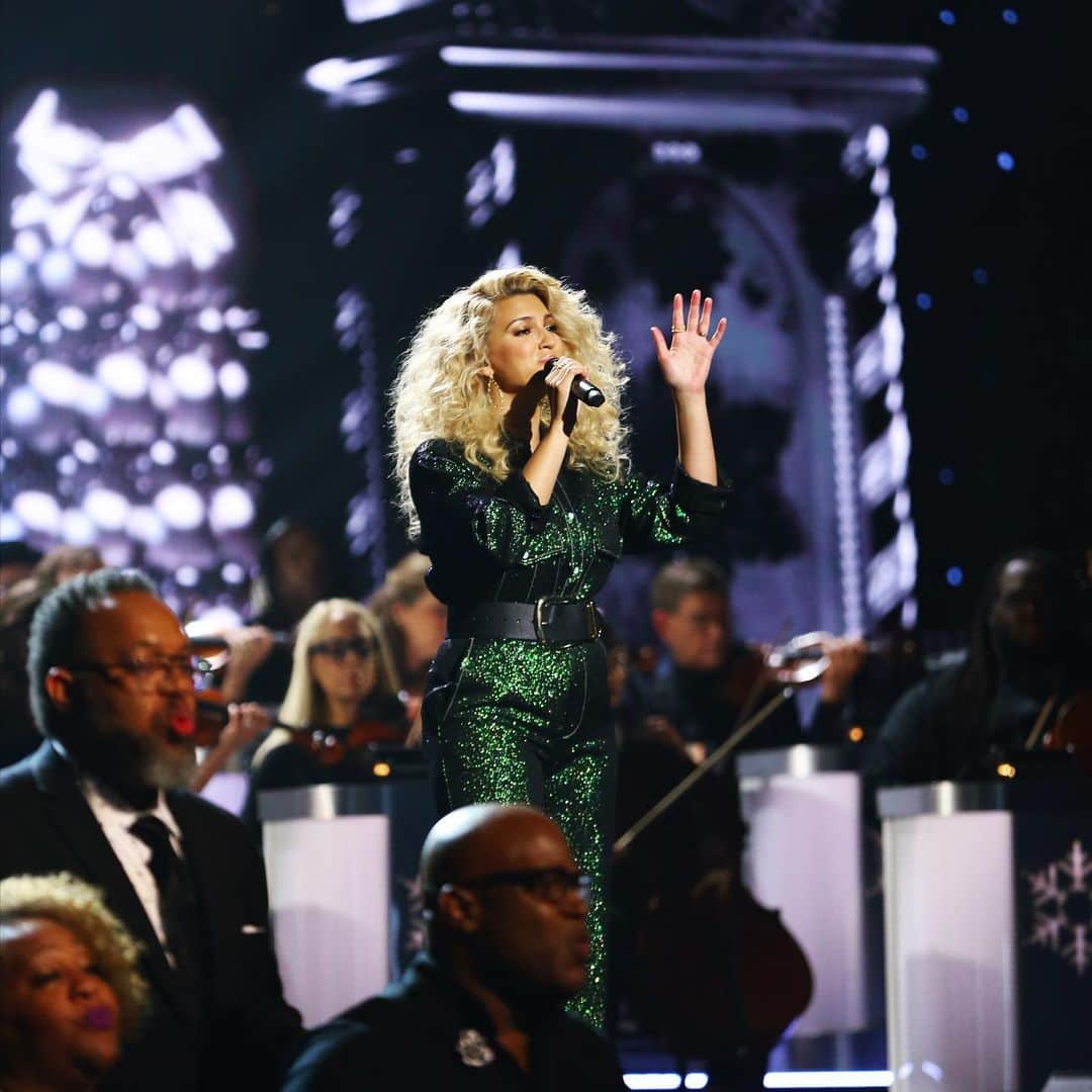 トーライ・ケリーのインスタグラム：「tune in tonight! performing 2 christmas songs on #cmachristmas at 9|8c on abc🎄💫」
