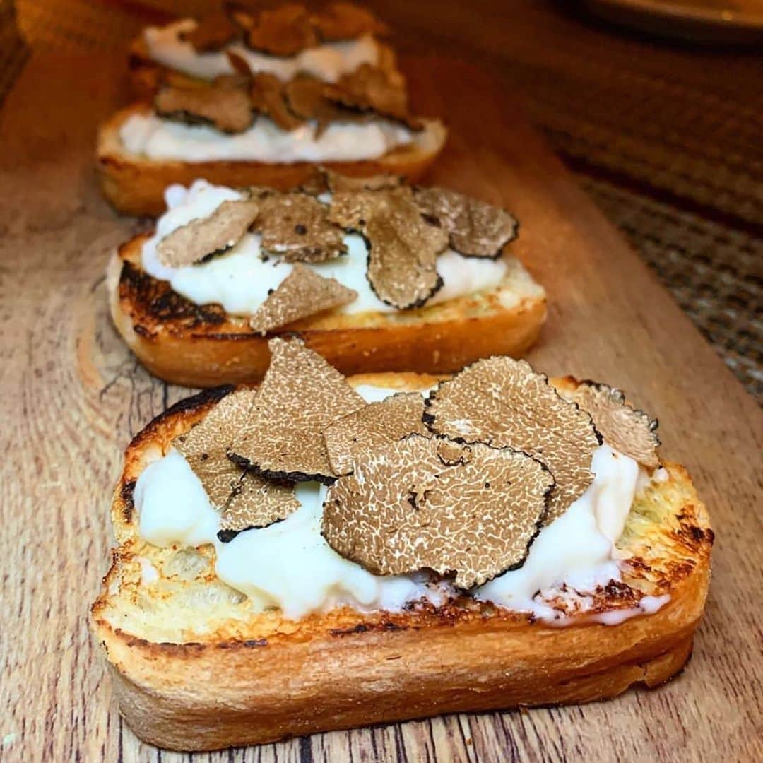 Eater LAさんのインスタグラム写真 - (Eater LAInstagram)「Truffle burrata toast from Casa Modena in Culver City. 📸: @daveeatsla. Hashtag #eaterla on your best photos for a chance to be featured.」12月4日 3時44分 - eater_la