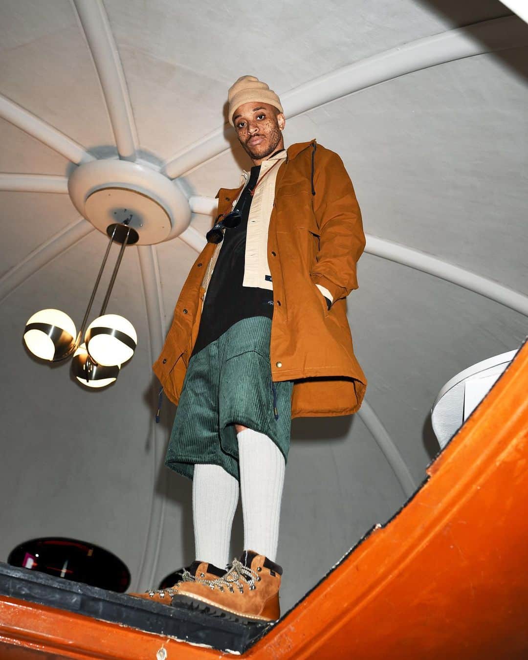 のインスタグラム：「Toujours inscrit dans le programme de célébration des dix ans de BDP. 🎊  Voici le second chapitre de la collaboration entre @paraboot_official x Bleu de Paname pour l’hiver 19-20. 🛸 Telle une une "capsule temporelle " elle débarque  pour mieux explorer les dimensions  de nos villes... 🔦  Bleu de Paname à revisité le mythique modèle de la firme Paraboot : la "Avoriaz". Version inédite, revisité dans un coloris cognac et empiècements velours côtelés. 🏭 Made in France 🇫🇷 — Un peu d’histoire :  Avoriaz est un modèle de chaussure comme les anciennes chaussures de nos vieux guides. Une boots en cuir lisse marron de la marque Paraboot, avec des oeillets comme avant et des lacets plats.Un tour de cheville moltonée pour que la chaussure soit comme un chausson dès le premier jour porté ! Une semelle fine et confortable avec des crampons afin d’affronter l’hiver en toute sereinité !. 🏔  #bleudepaname #paraboot #madeinfrance #bdp10 📸 @melchiorabeille En Bleu : @lerounoi」